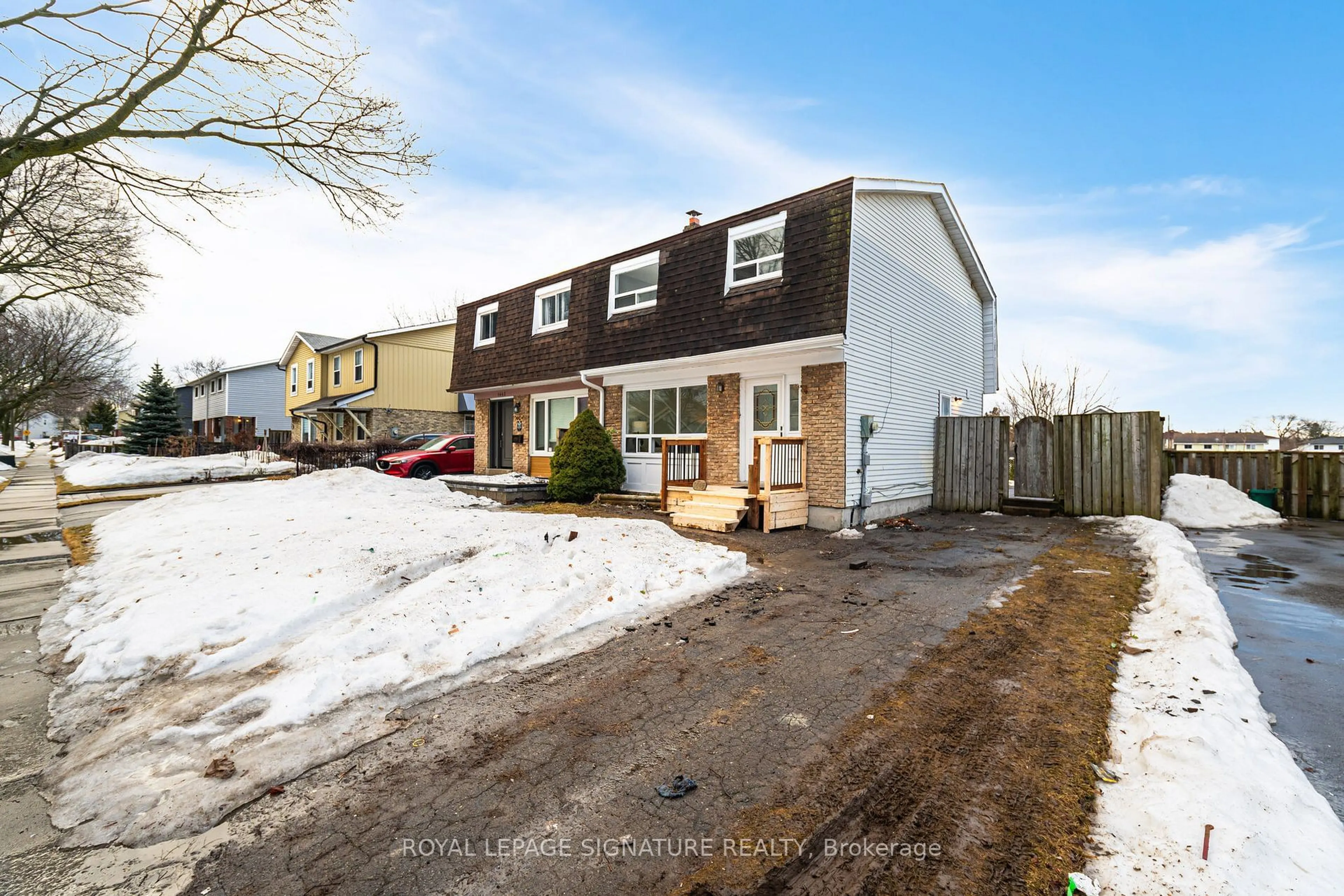 A pic from outside/outdoor area/front of a property/back of a property/a pic from drone, street for 1445 Fenelon Cres, Oshawa Ontario L1J 6G2