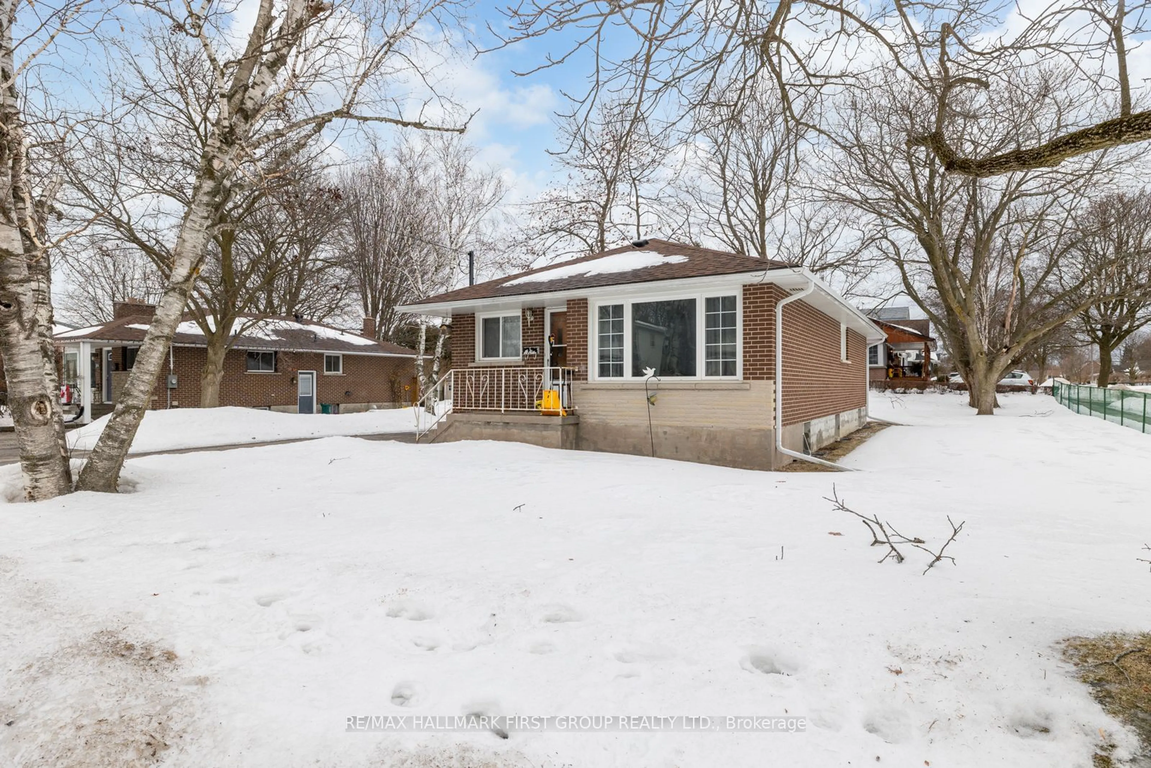 A pic from outside/outdoor area/front of a property/back of a property/a pic from drone, street for 49 Beatrice St, Oshawa Ontario L1G 3M6