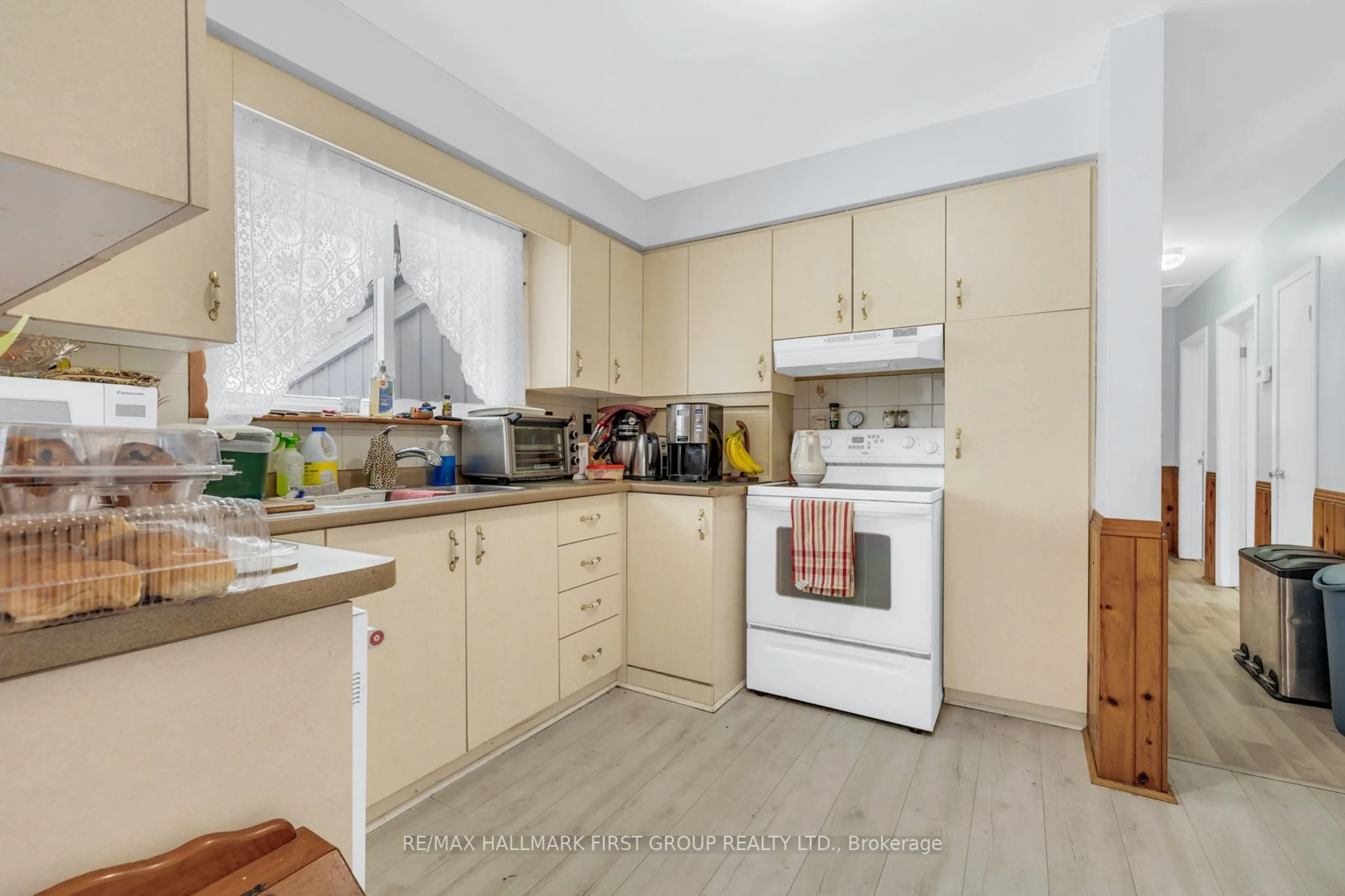 Standard kitchen, unknown for 49 Beatrice St, Oshawa Ontario L1G 3M6