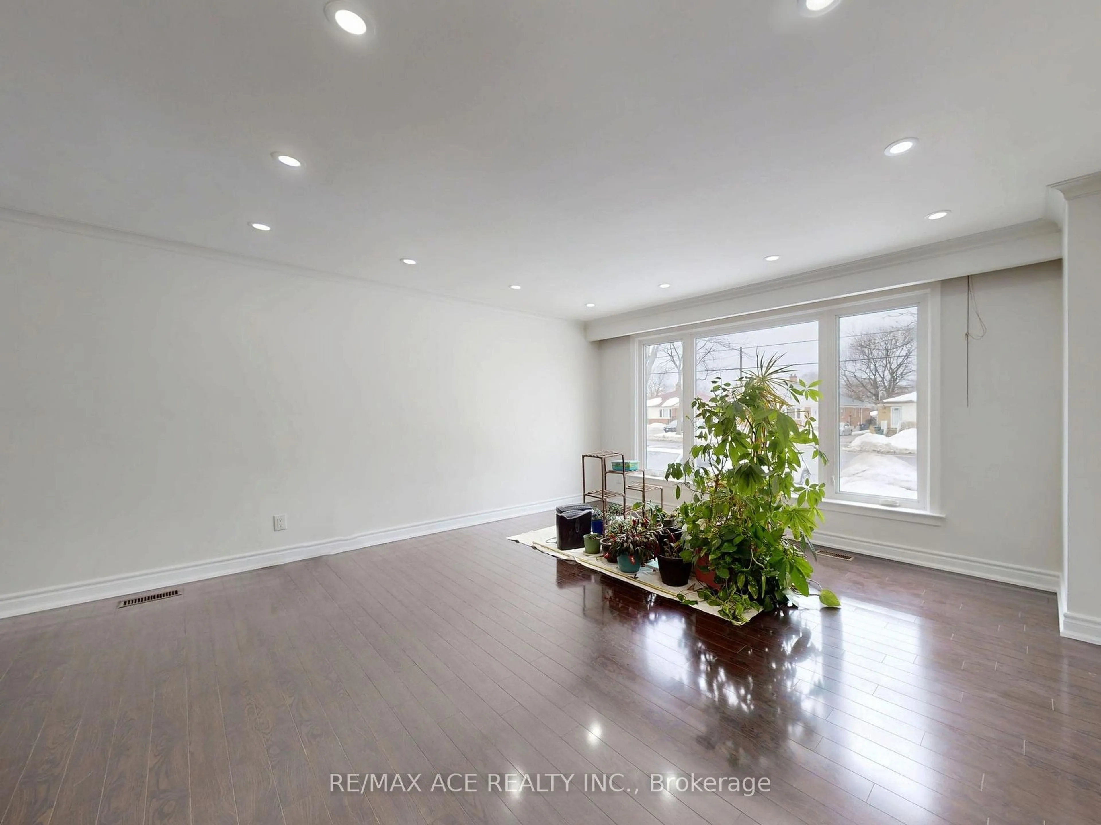 A pic of a room for 504 Midland Ave, Toronto Ontario M1N 1T1