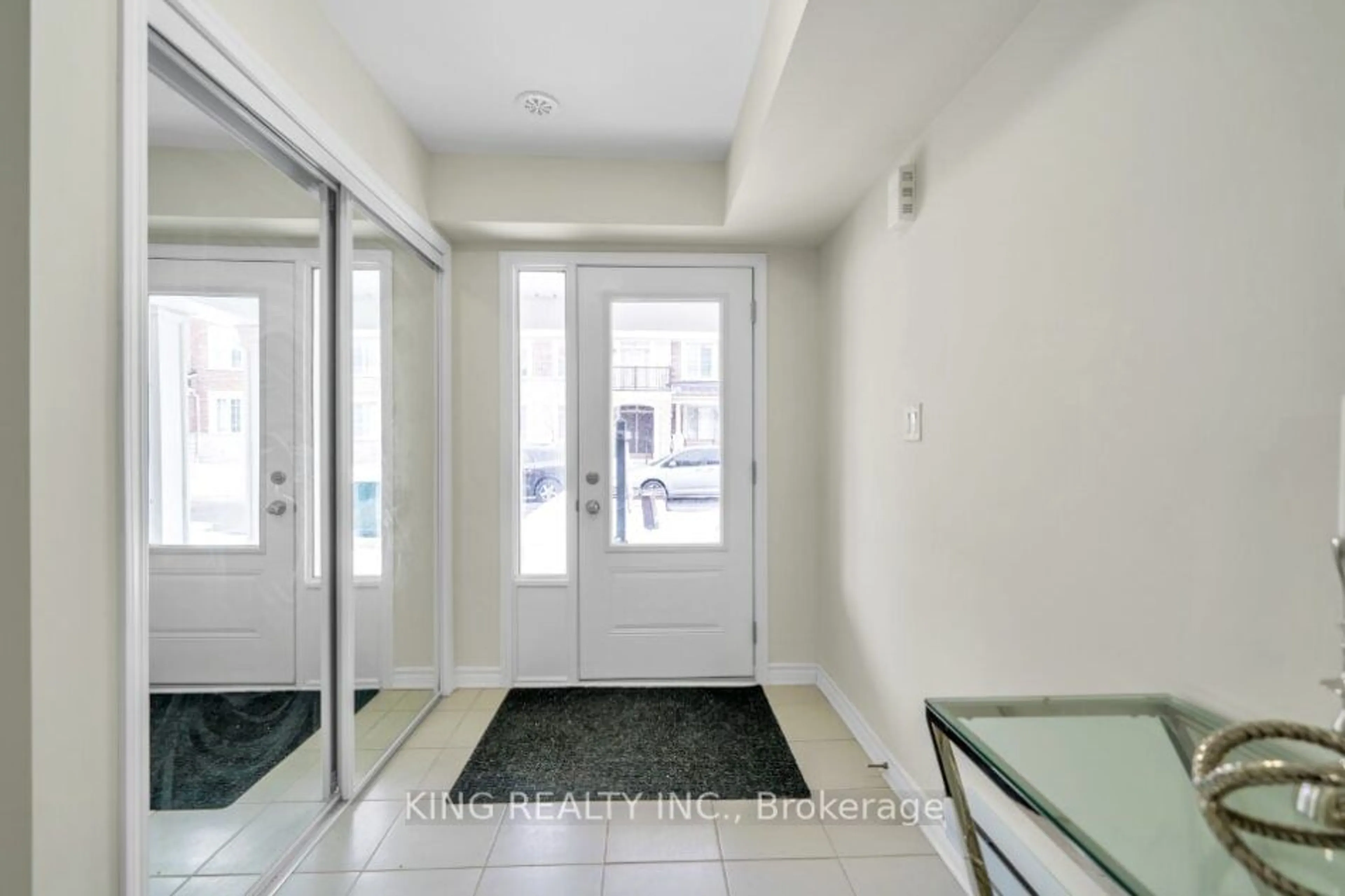 Indoor entryway for 3345 Thunderbird Prom, Pickering Ontario L1X 0N1