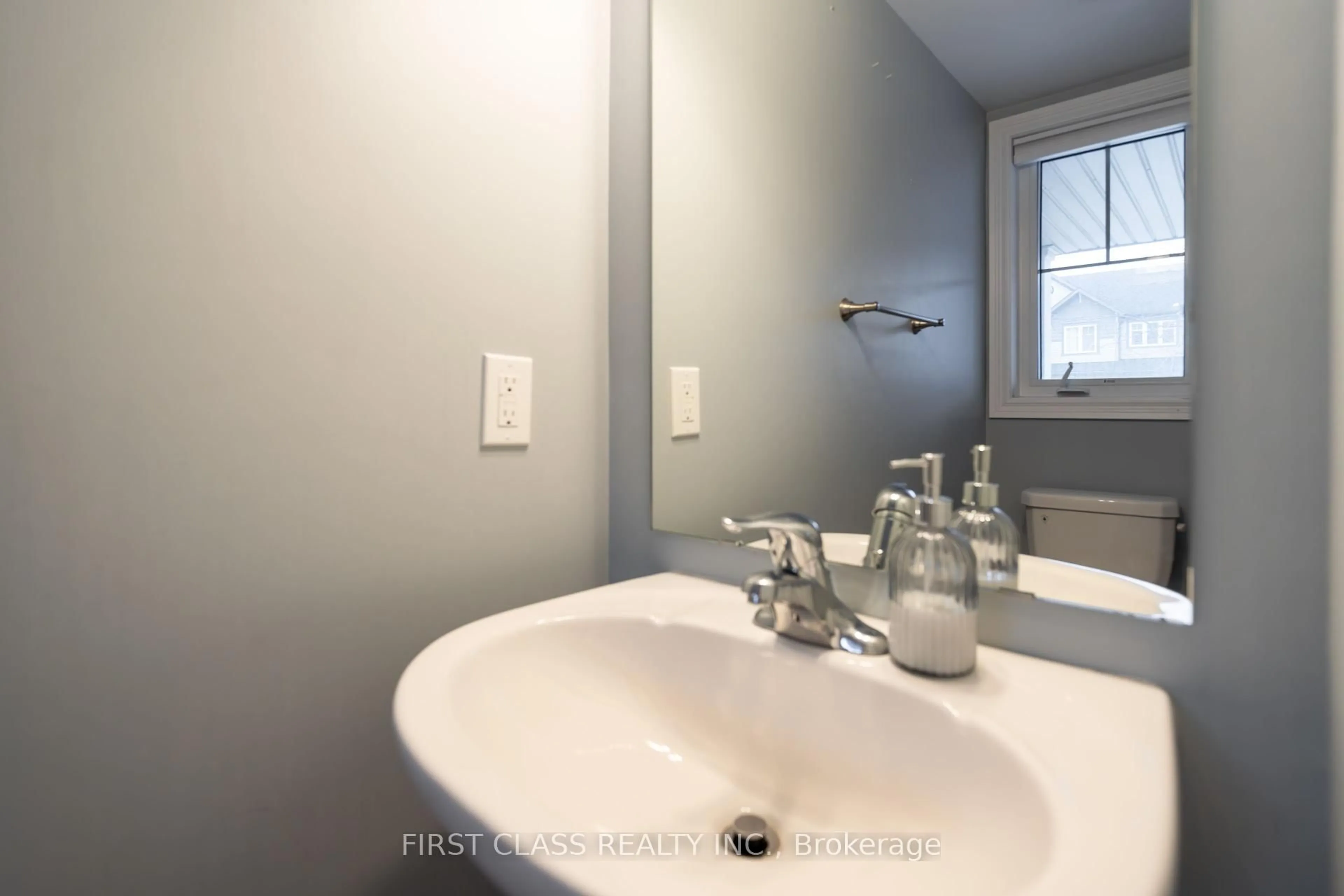 Standard bathroom, ceramic/tile floor for 37 Great Gabe Cres, Oshawa Ontario L1L 0E7