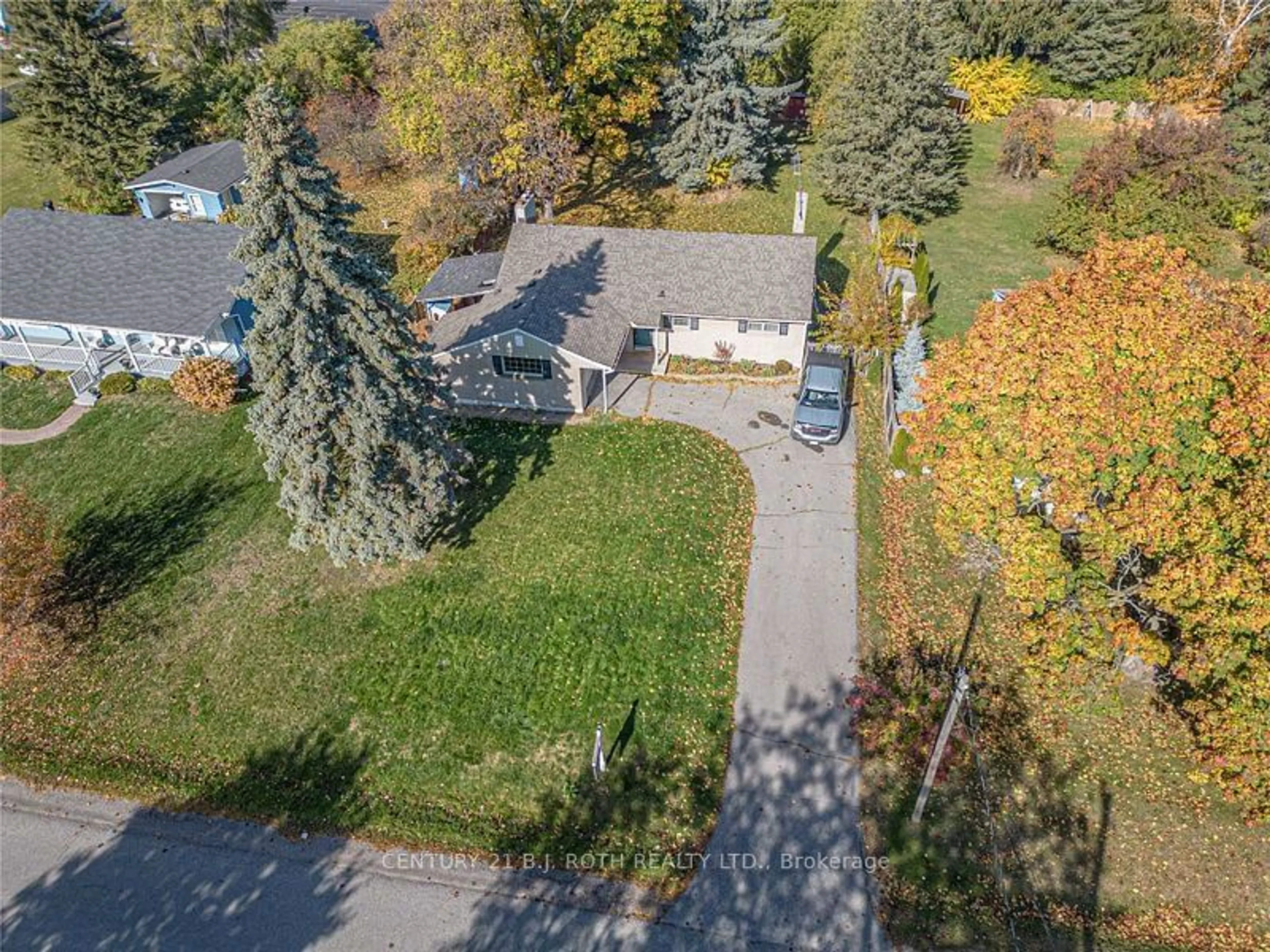 A pic from outside/outdoor area/front of a property/back of a property/a pic from drone, street for 120 Northview Ave, Whitby Ontario L1N 2G7