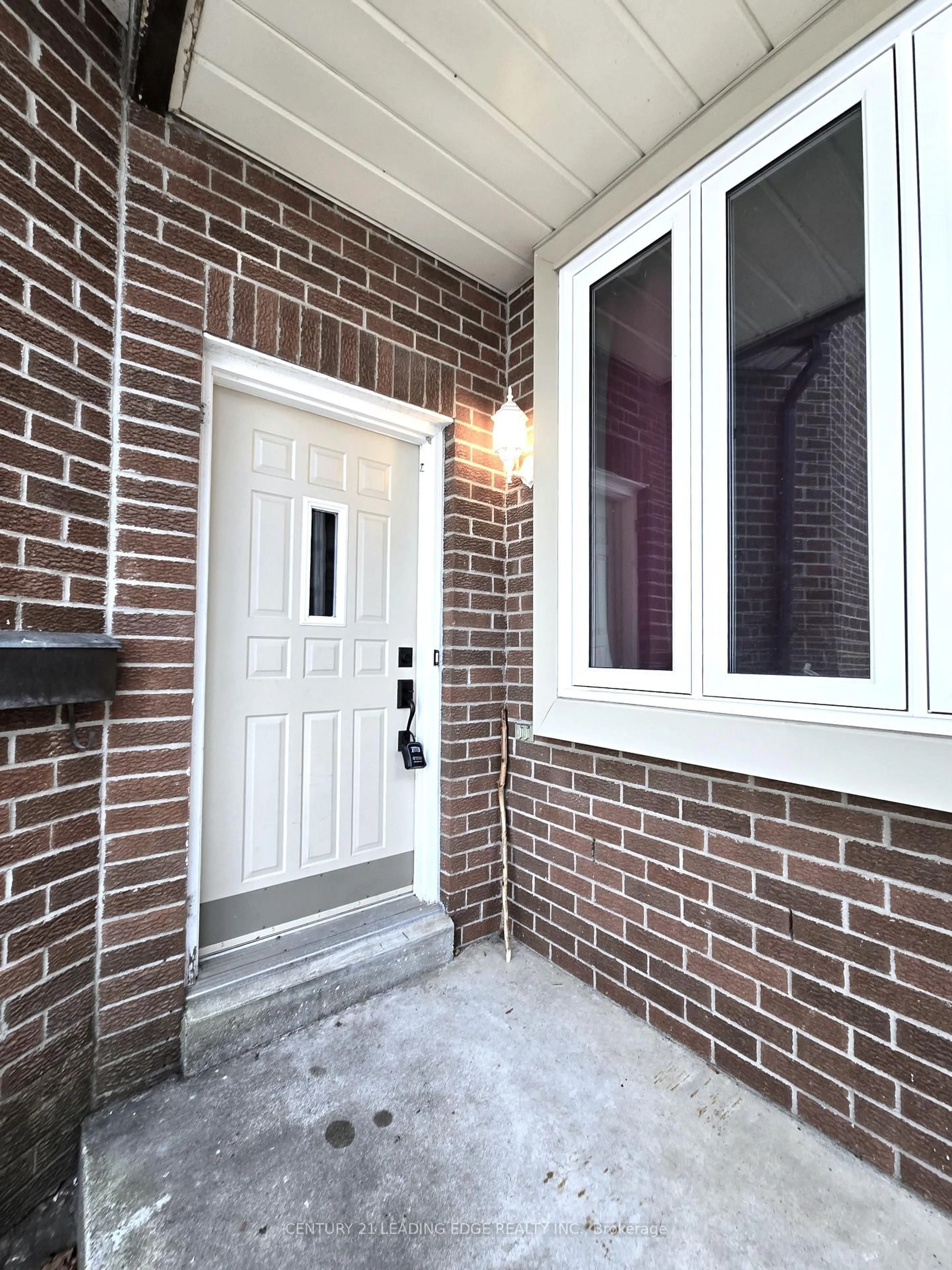 Indoor entryway for 1065 Longbow Dr, Pickering Ontario L1V 5W5