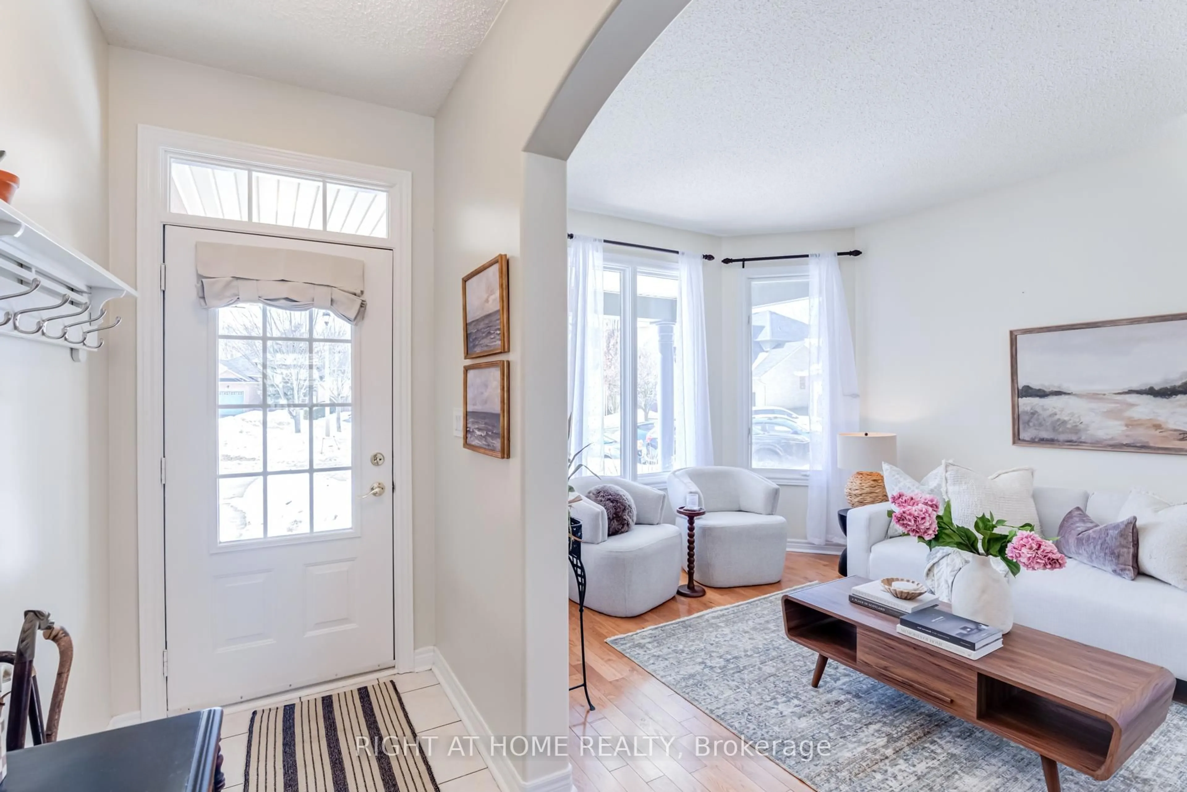 Indoor entryway for 1709 Bishop Crt, Oshawa Ontario L1G 8B6