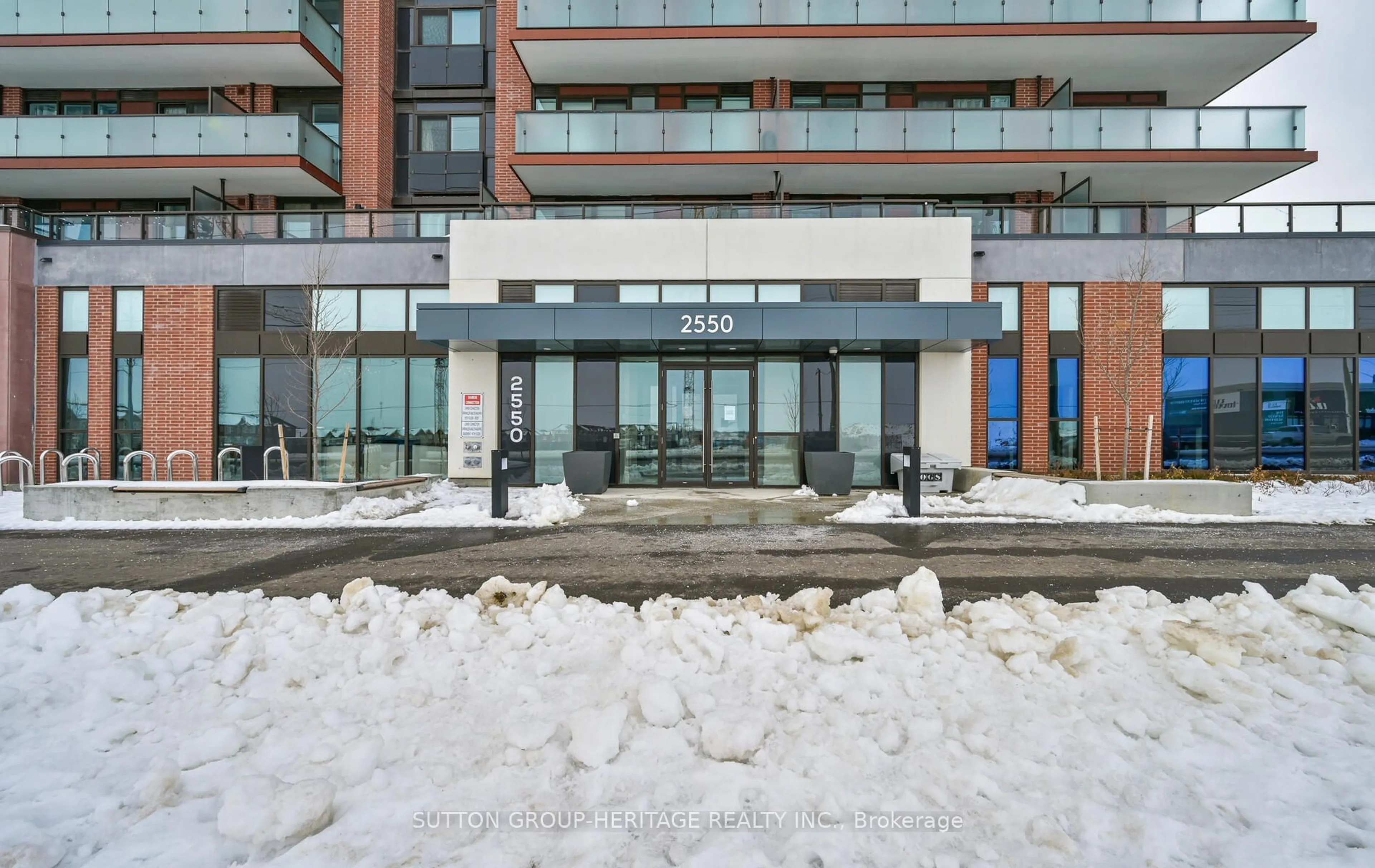 Patio, building for 2550 Simcoe St #1215, Oshawa Ontario L1L 0R5