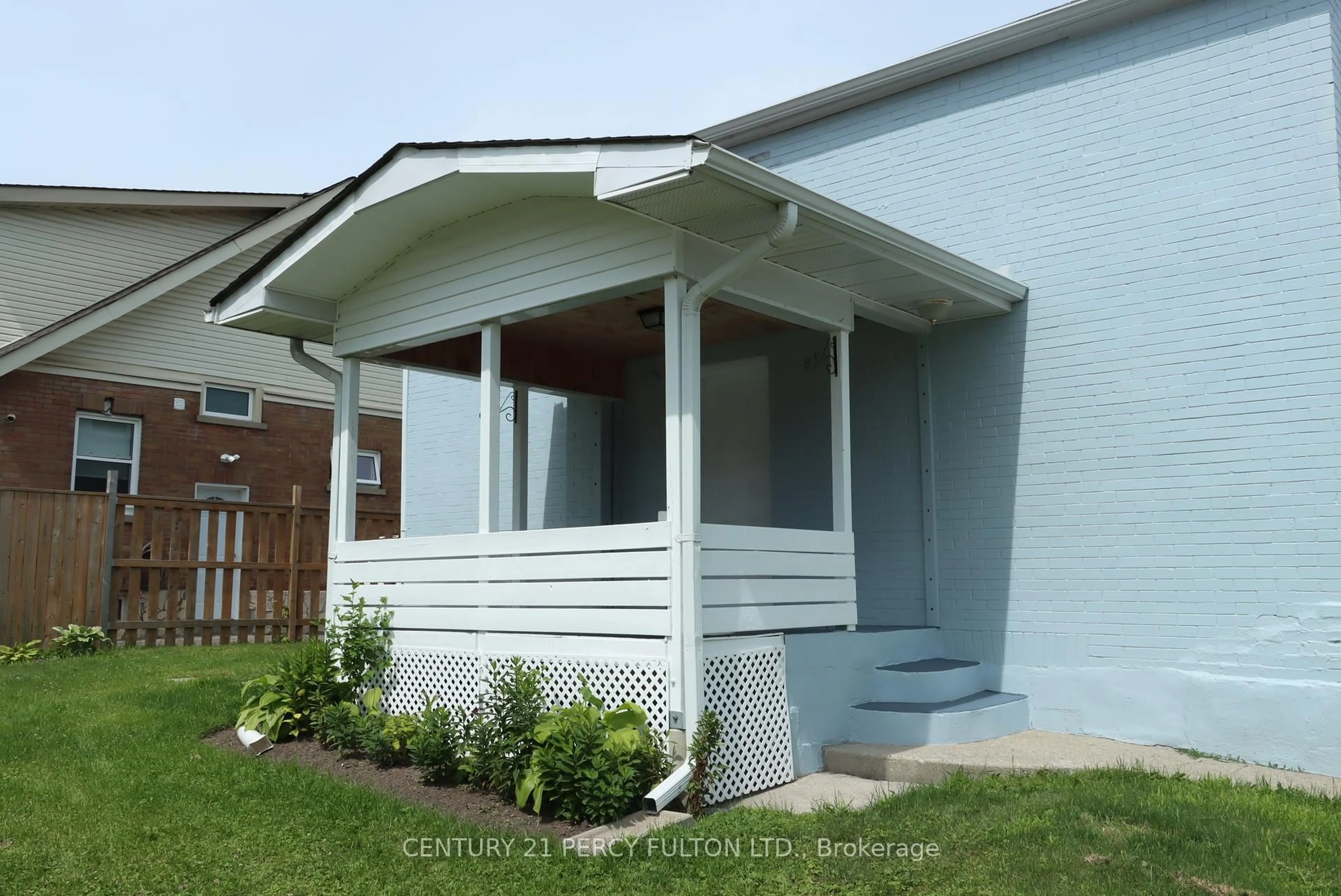 Home with vinyl exterior material, street for 164 Centre St, Oshawa Ontario L1G 4C3