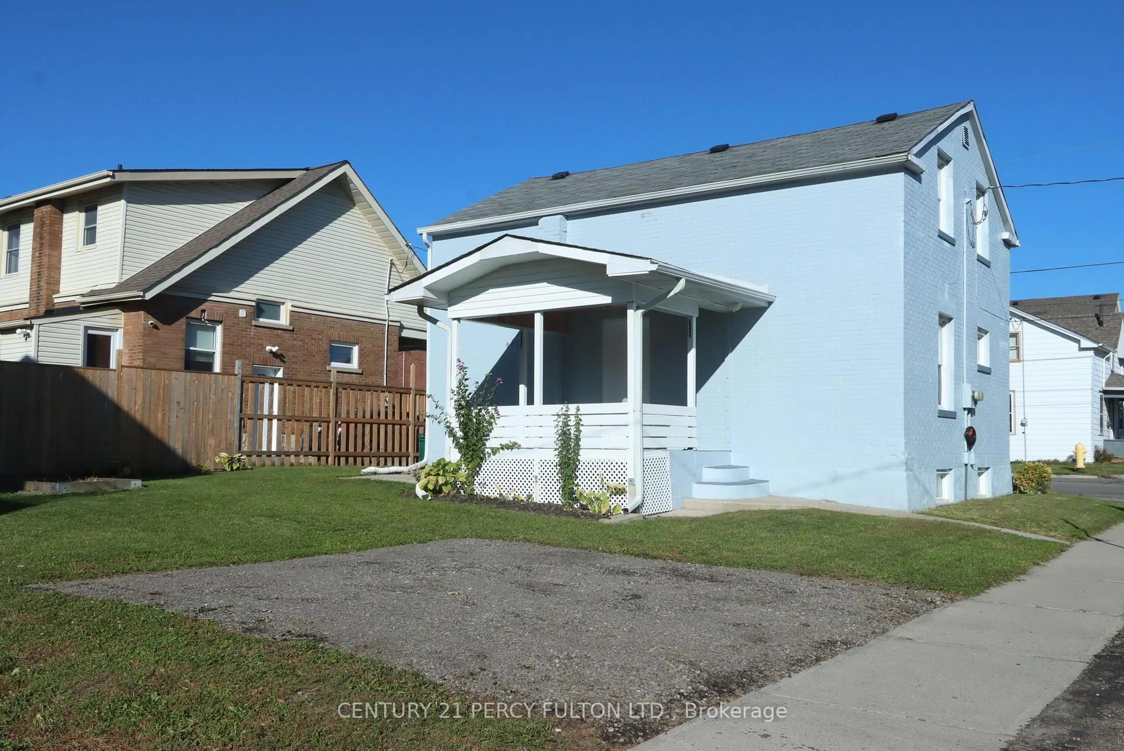 Home with vinyl exterior material, street for 164 Centre St, Oshawa Ontario L1G 4C3