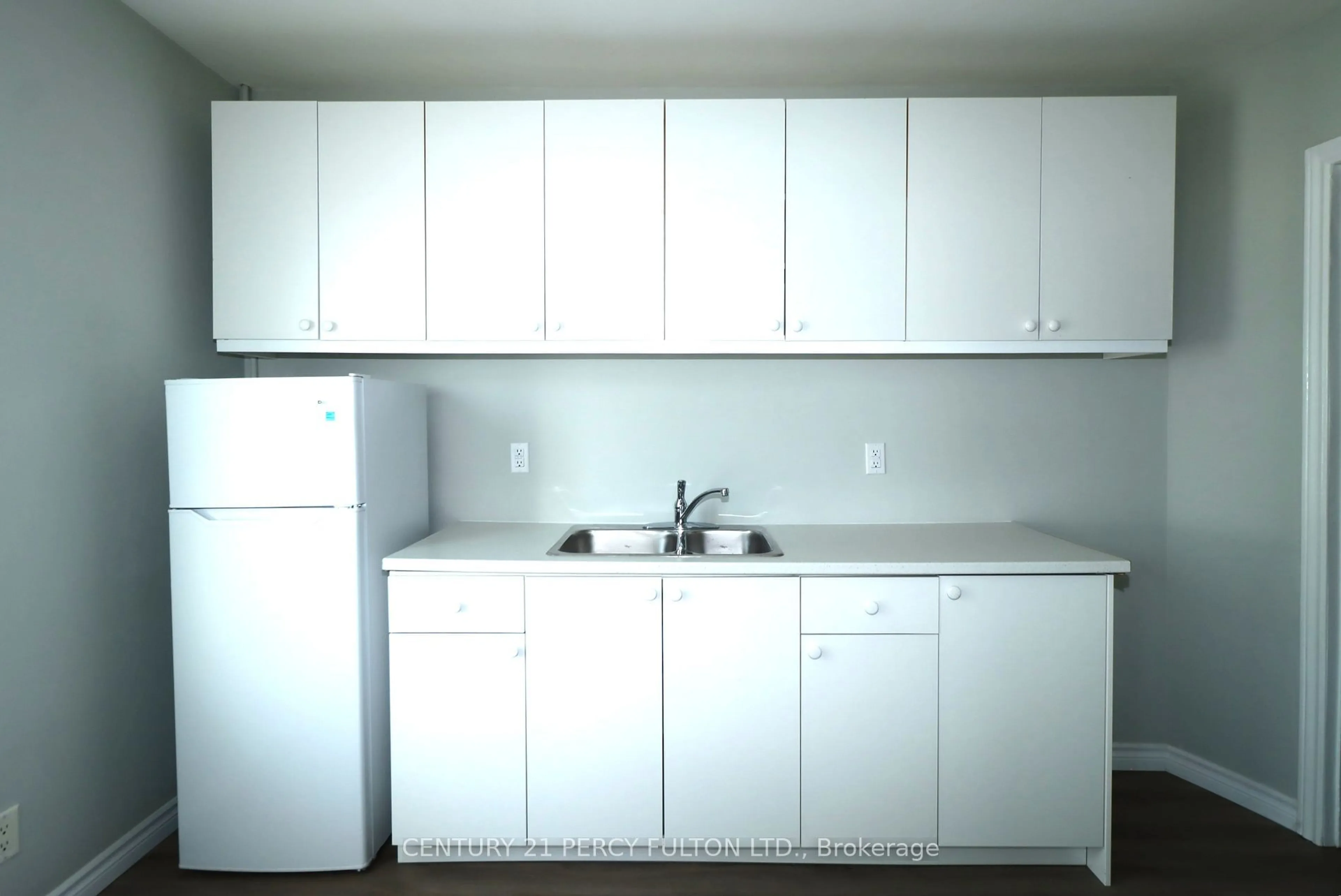 Standard kitchen, unknown for 164 Centre St, Oshawa Ontario L1G 4C3