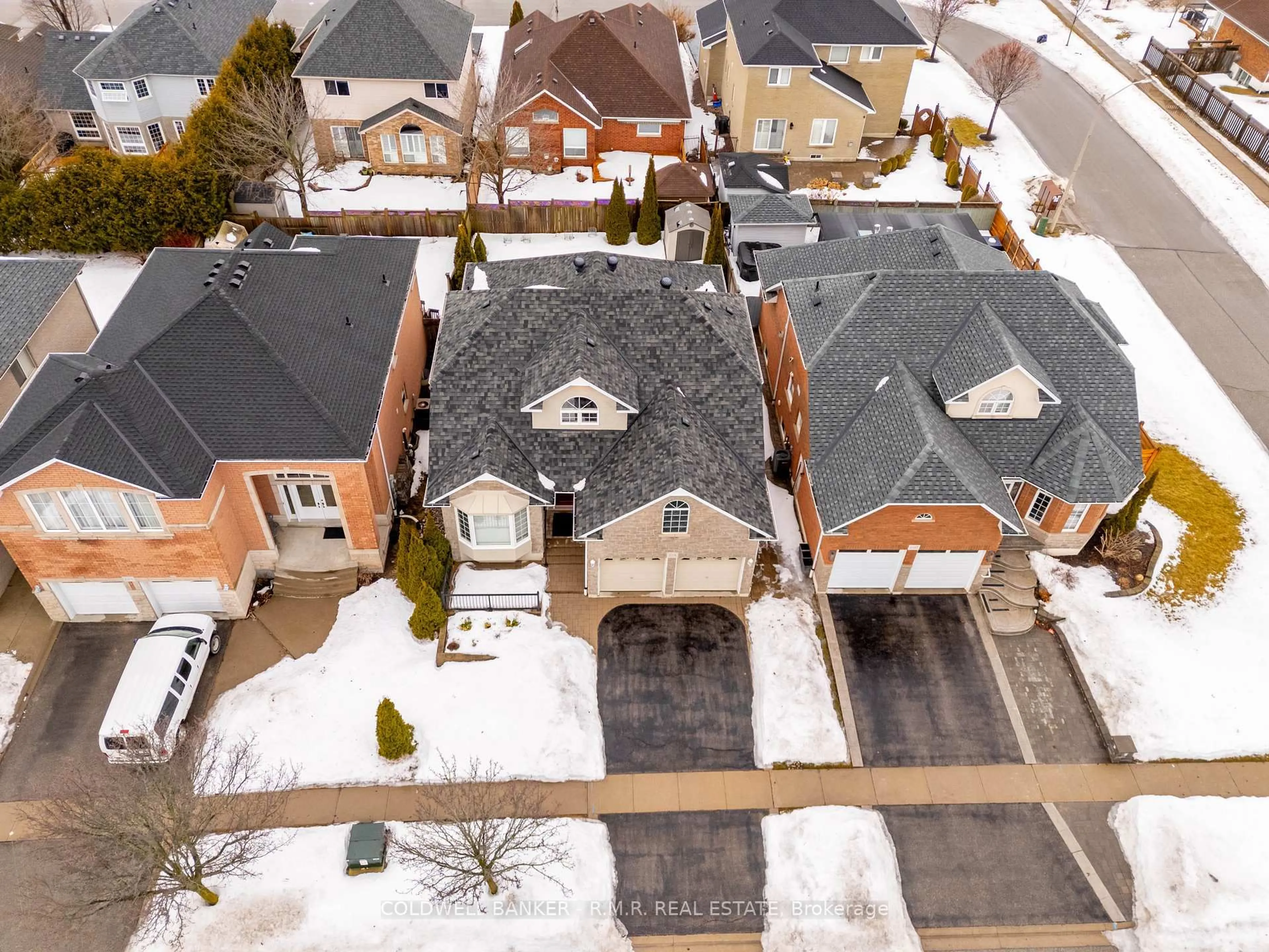 A pic from outside/outdoor area/front of a property/back of a property/a pic from drone, street for 1078 Interlake Dr, Oshawa Ontario L1K 2M6