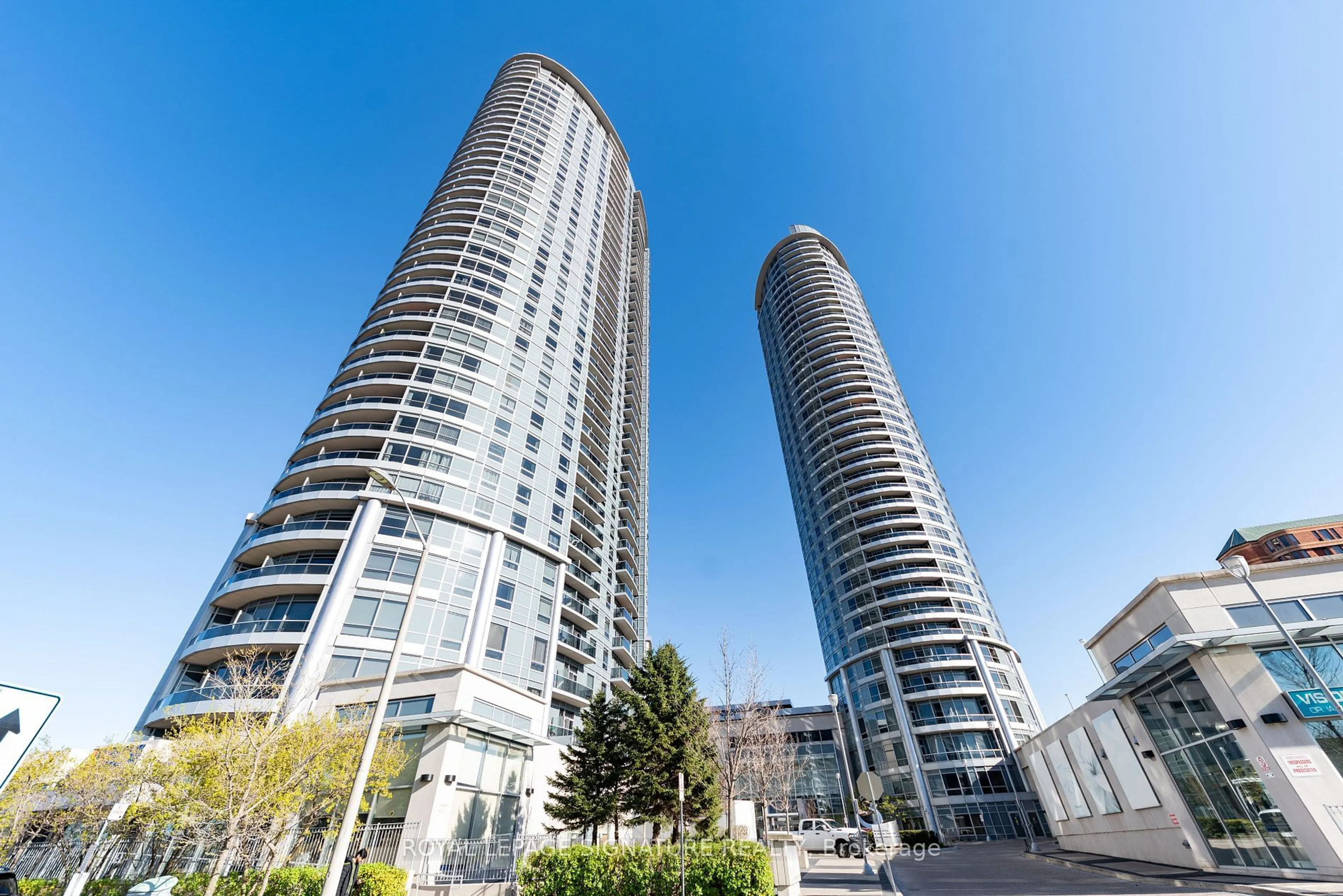 A pic from outside/outdoor area/front of a property/back of a property/a pic from drone, city buildings view from balcony for 135 Village Green Sq #1423, Toronto Ontario M1S 0G4