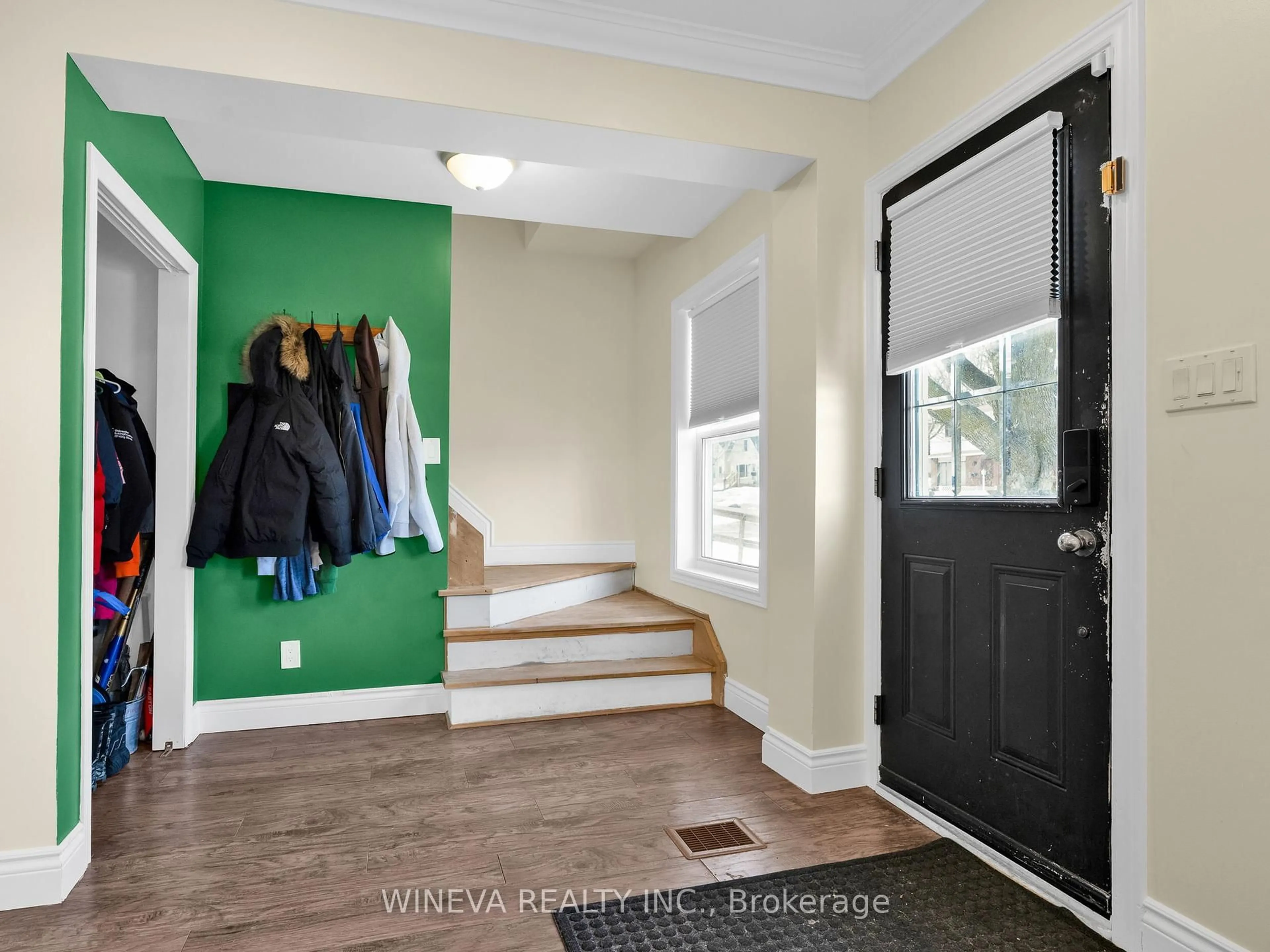 Indoor entryway for 453 Montrave Ave, Oshawa Ontario L1J 4S6