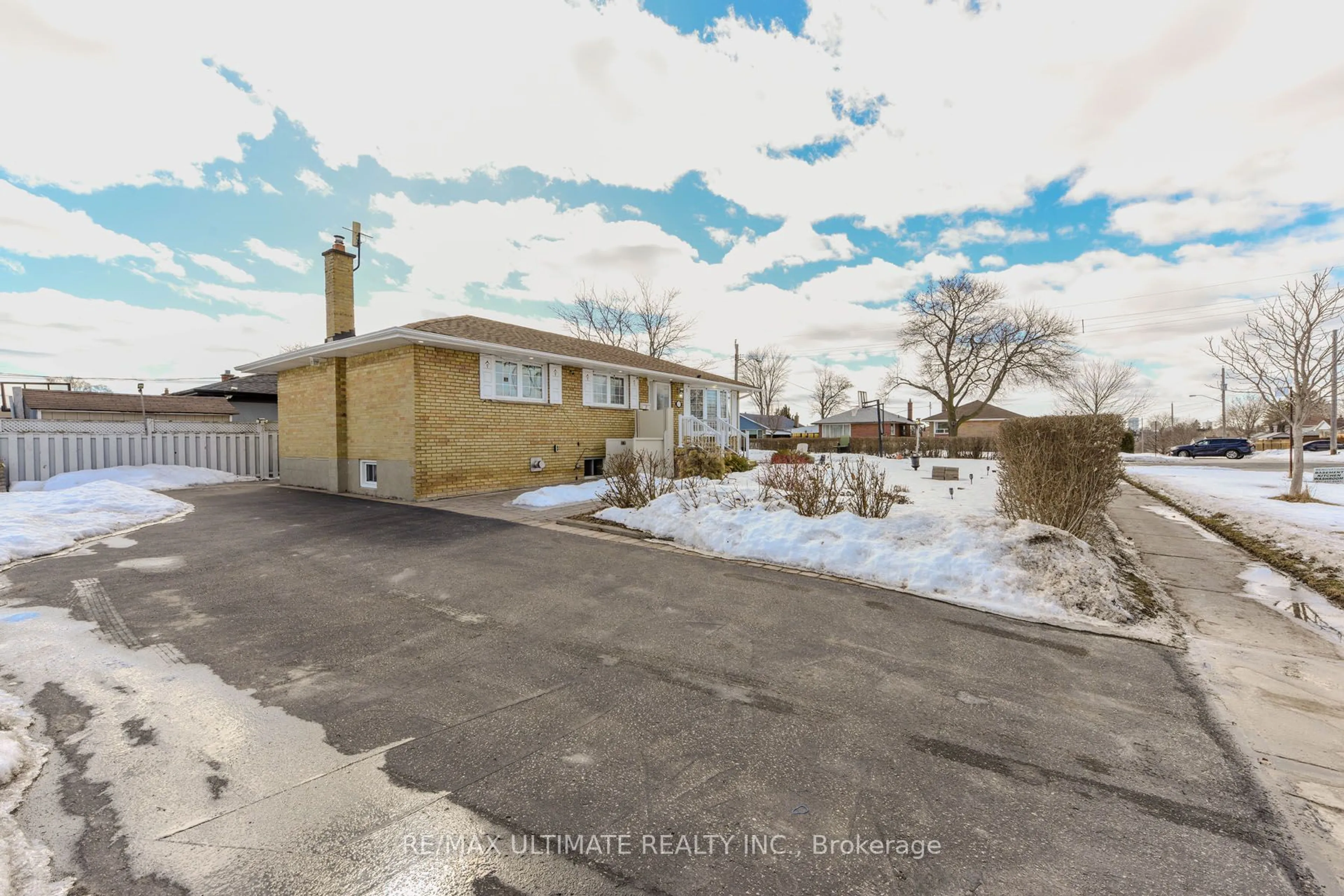 A pic from outside/outdoor area/front of a property/back of a property/a pic from drone, street for 37 Sylla Ave, Toronto Ontario M1R 4W6