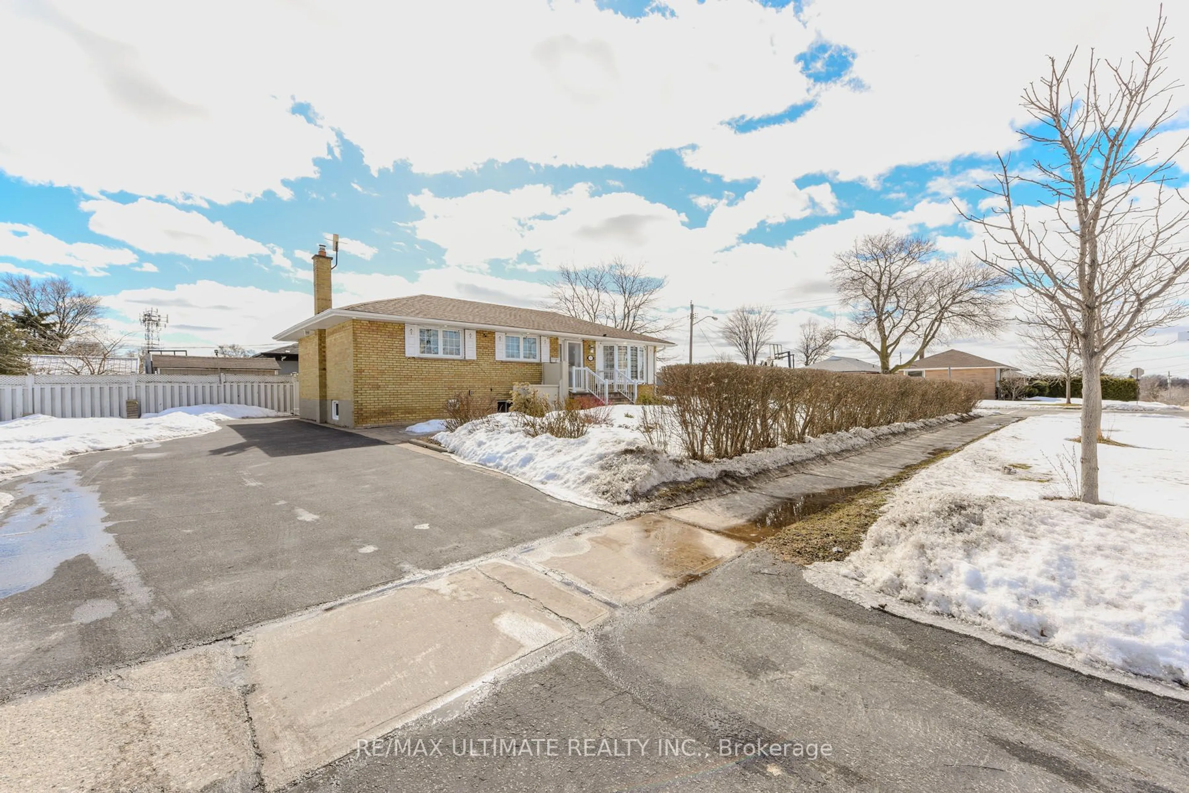 A pic from outside/outdoor area/front of a property/back of a property/a pic from drone, street for 37 Sylla Ave, Toronto Ontario M1R 4W6