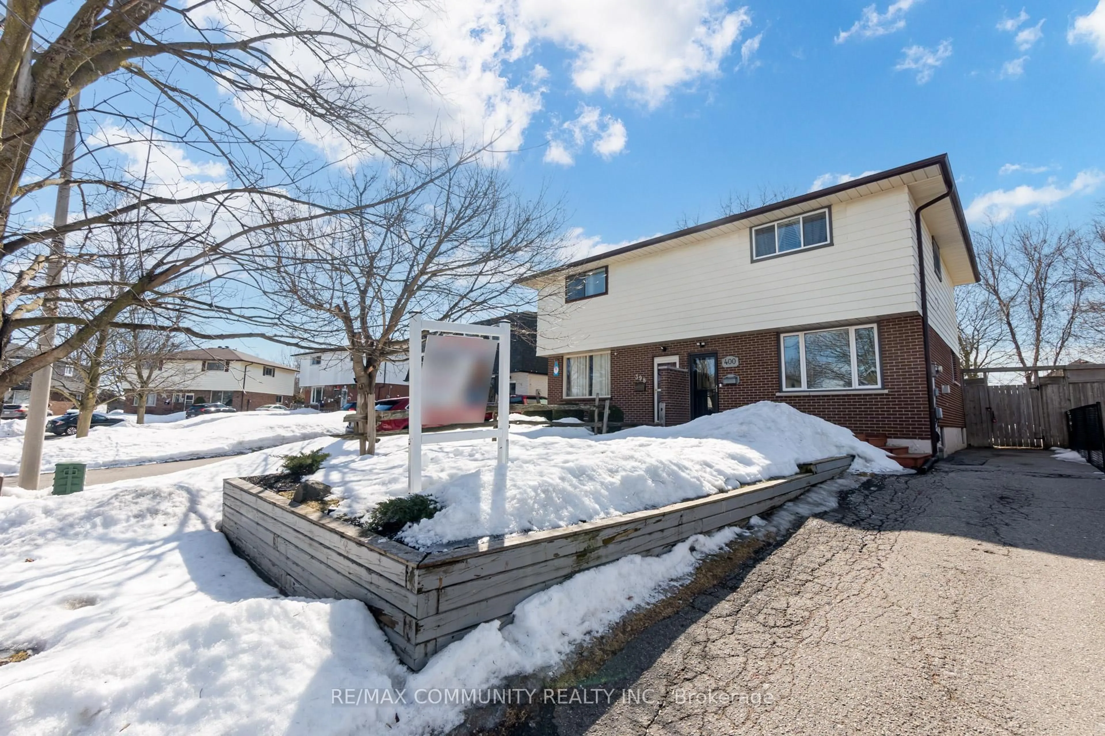 A pic from outside/outdoor area/front of a property/back of a property/a pic from drone, street for 400 Maplewood Dr, Oshawa Ontario L1G 5R6