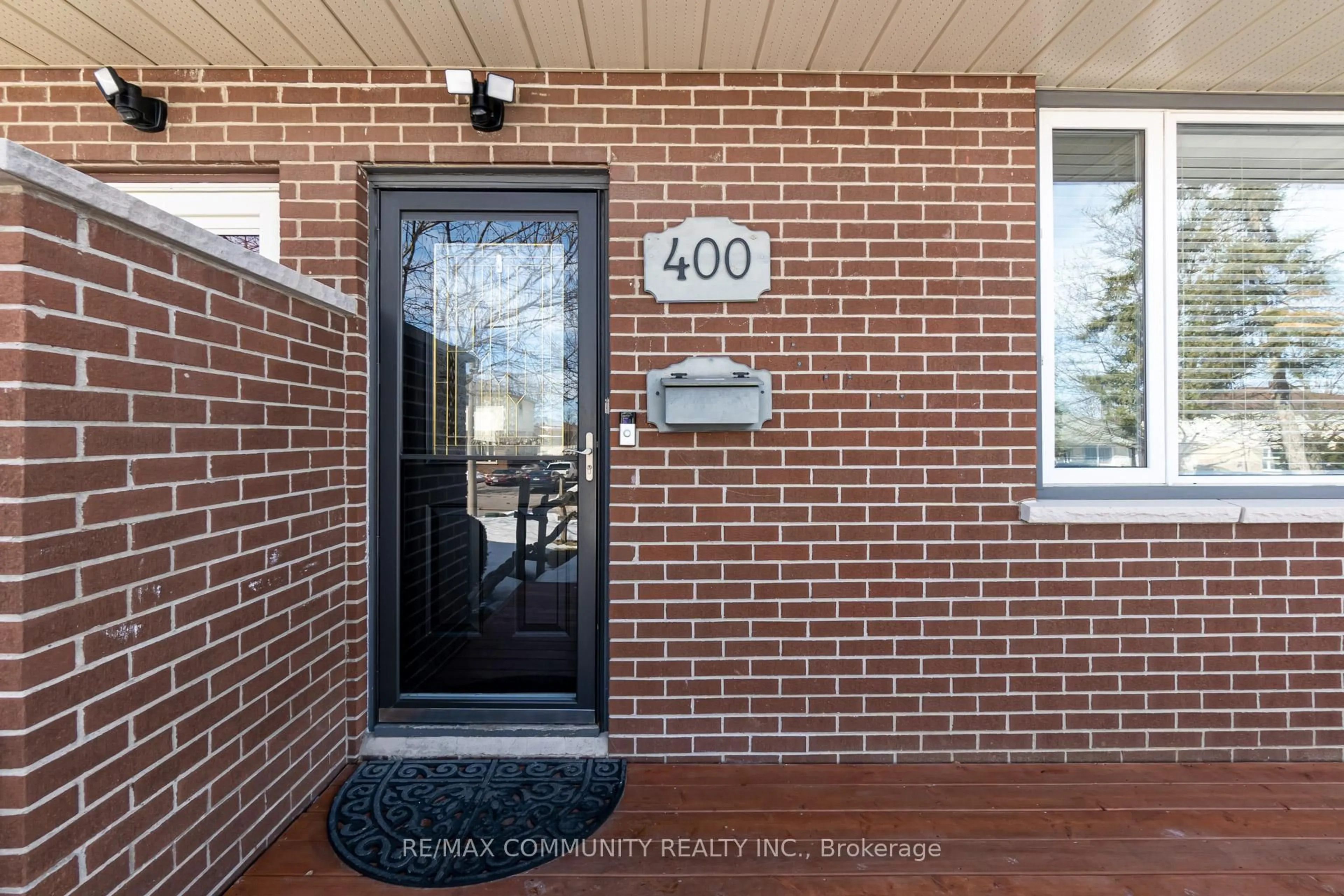 Indoor entryway for 400 Maplewood Dr, Oshawa Ontario L1G 5R6