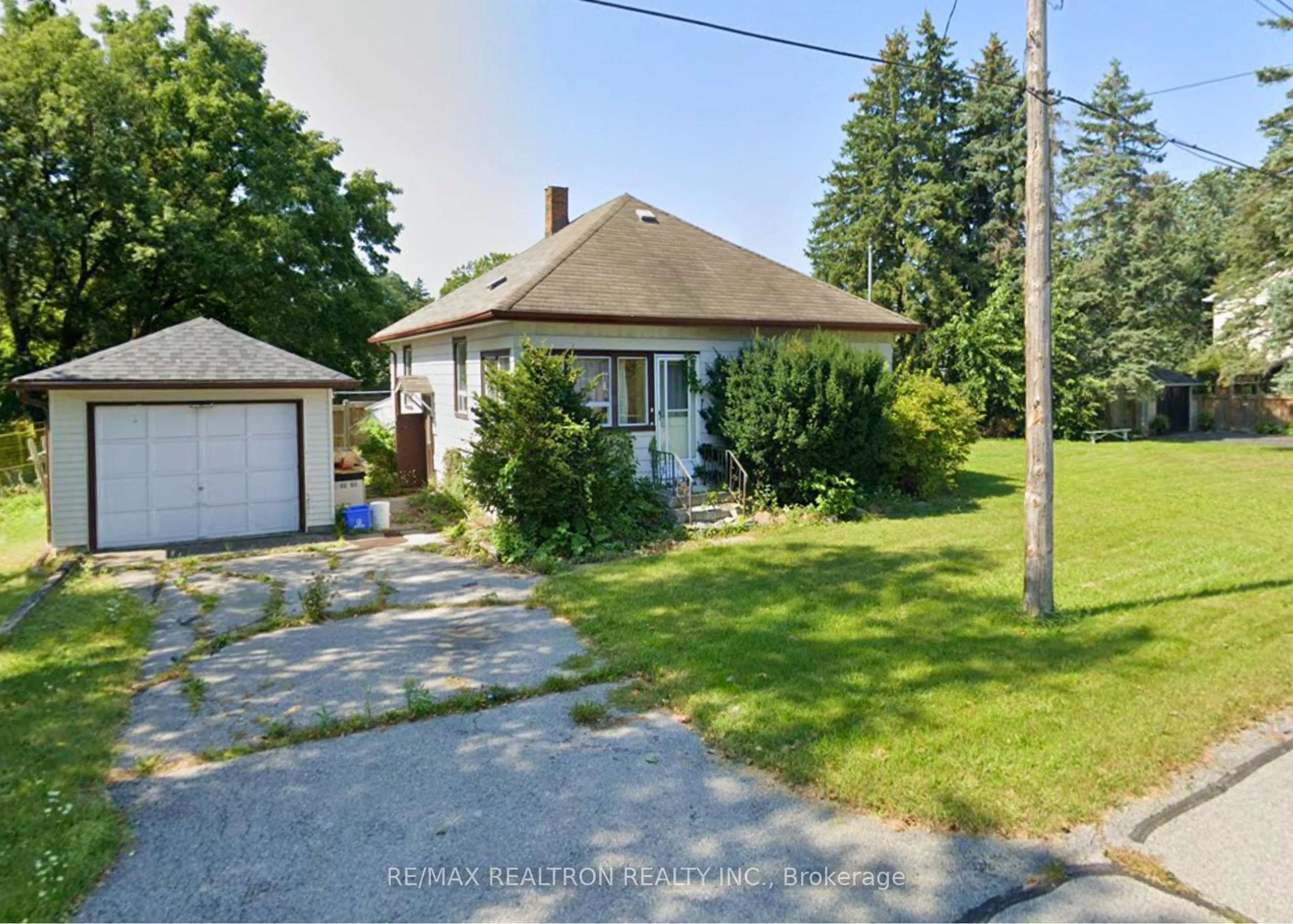 A pic from outside/outdoor area/front of a property/back of a property/a pic from drone, street for 82 Bagot St, Whitby Ontario L0B 1C0