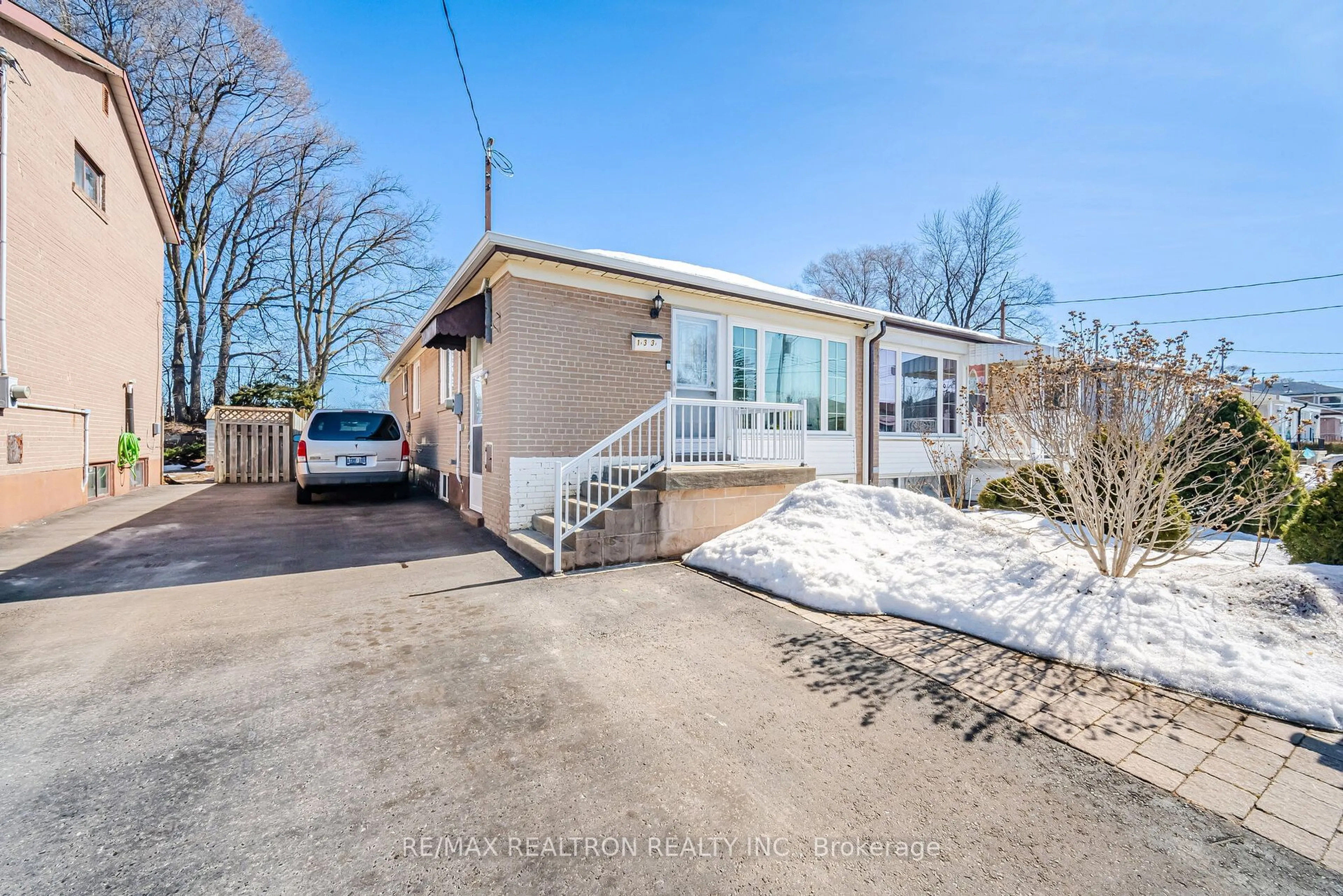 A pic from outside/outdoor area/front of a property/back of a property/a pic from drone, street for 133 Overture Rd, Toronto Ontario M1E 2W5