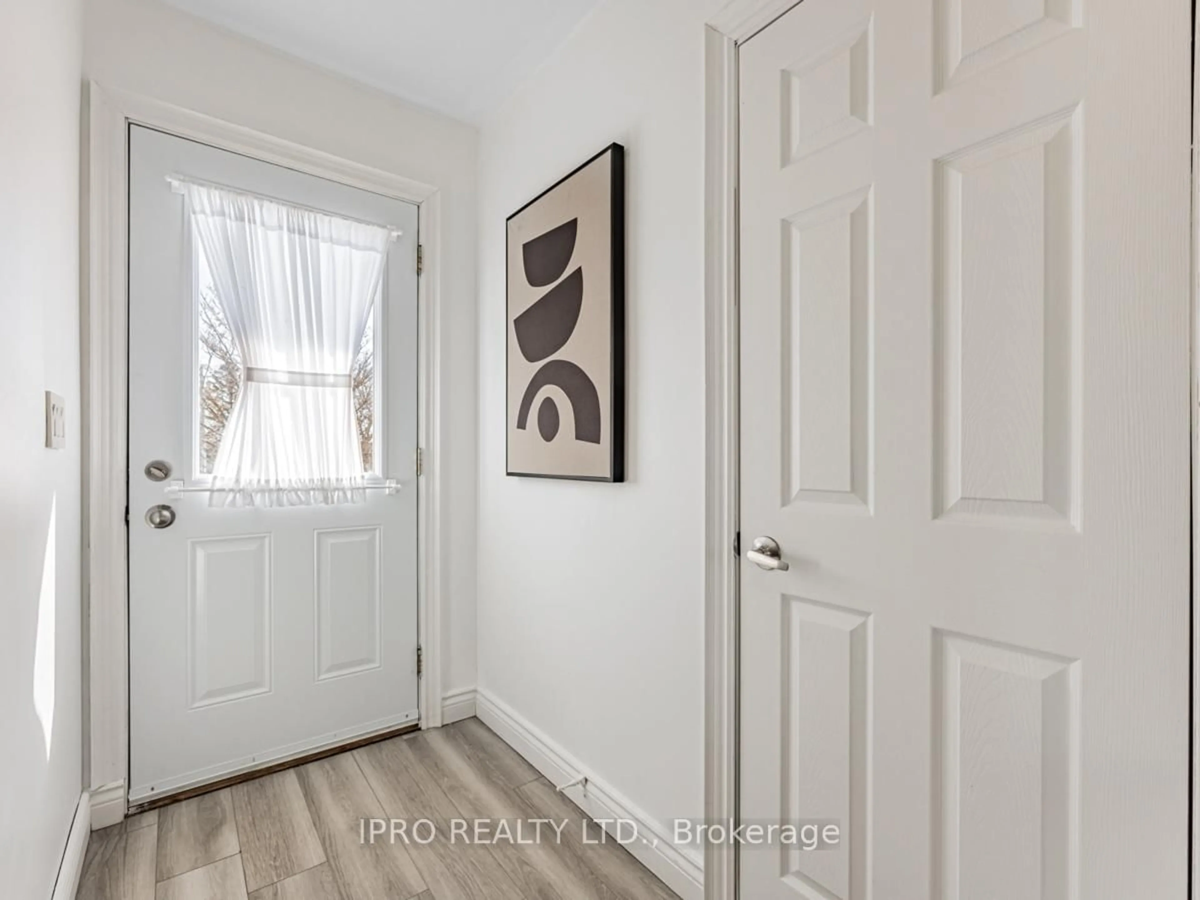 Indoor entryway for 986 Brenda Crt, Oshawa Ontario L1H 7B6