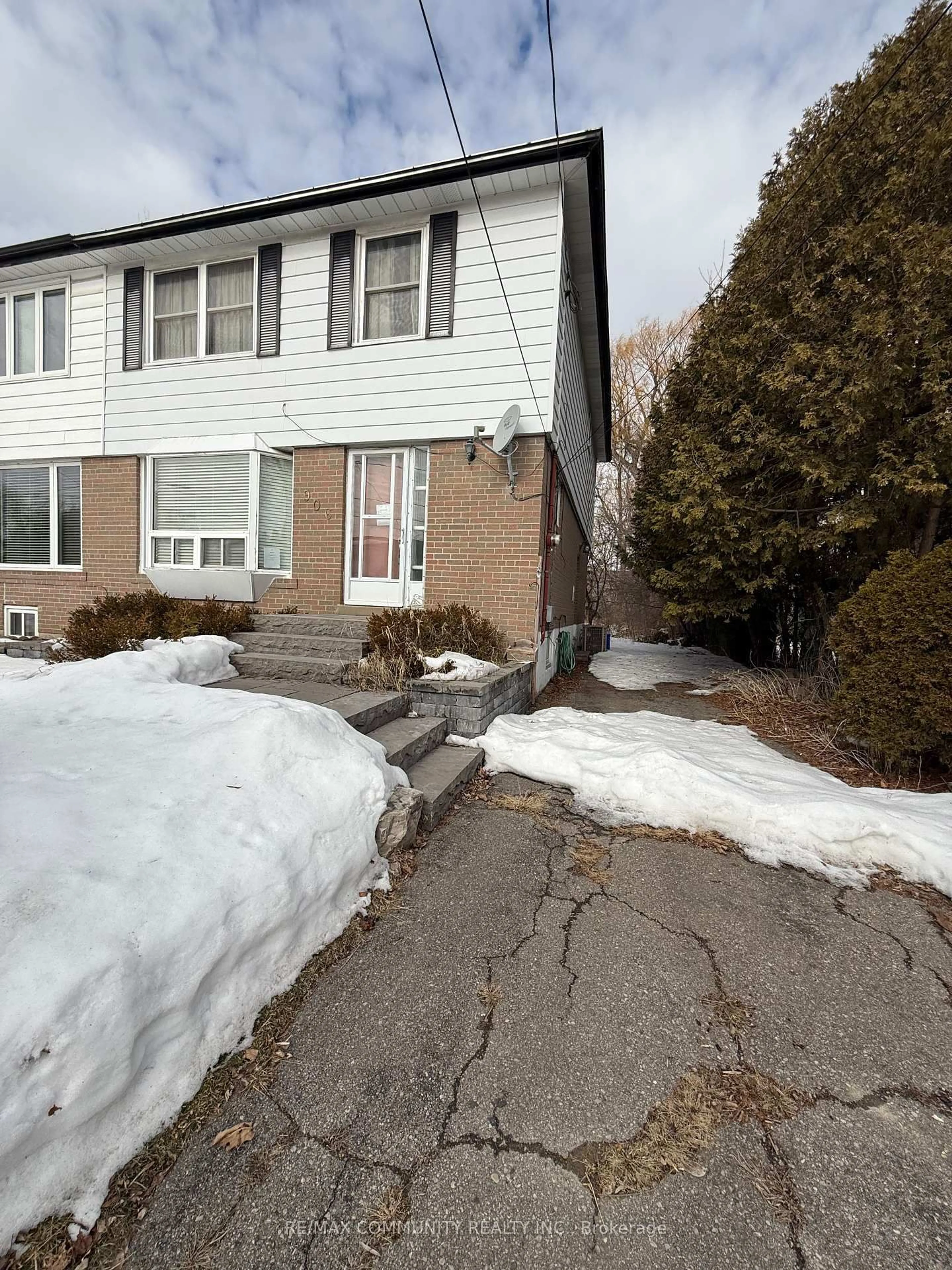 Unknown for 906 Marinet Cres, Pickering Ontario L1W 2M1