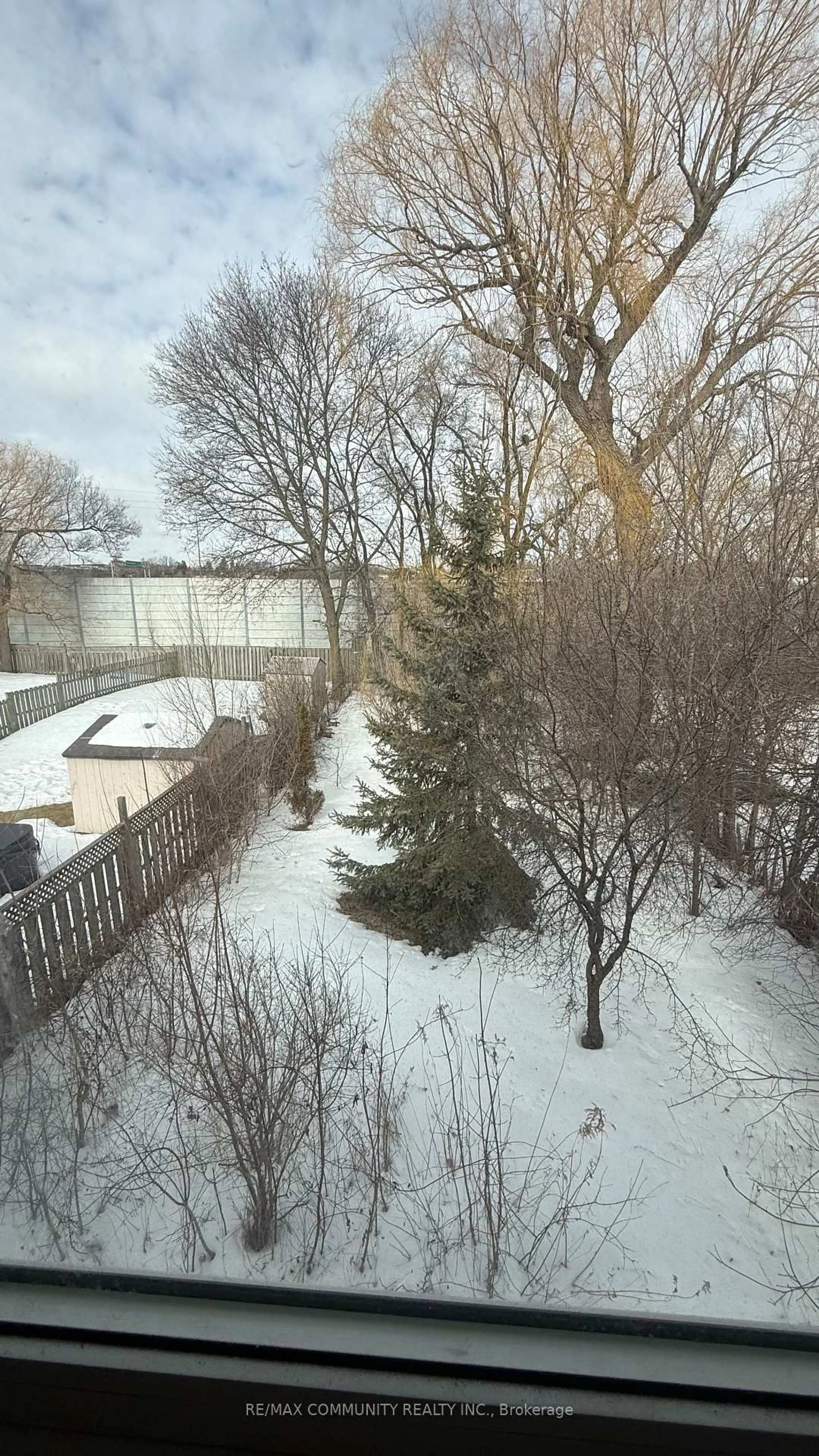 A pic from outside/outdoor area/front of a property/back of a property/a pic from drone, unknown for 906 Marinet Cres, Pickering Ontario L1W 2M1