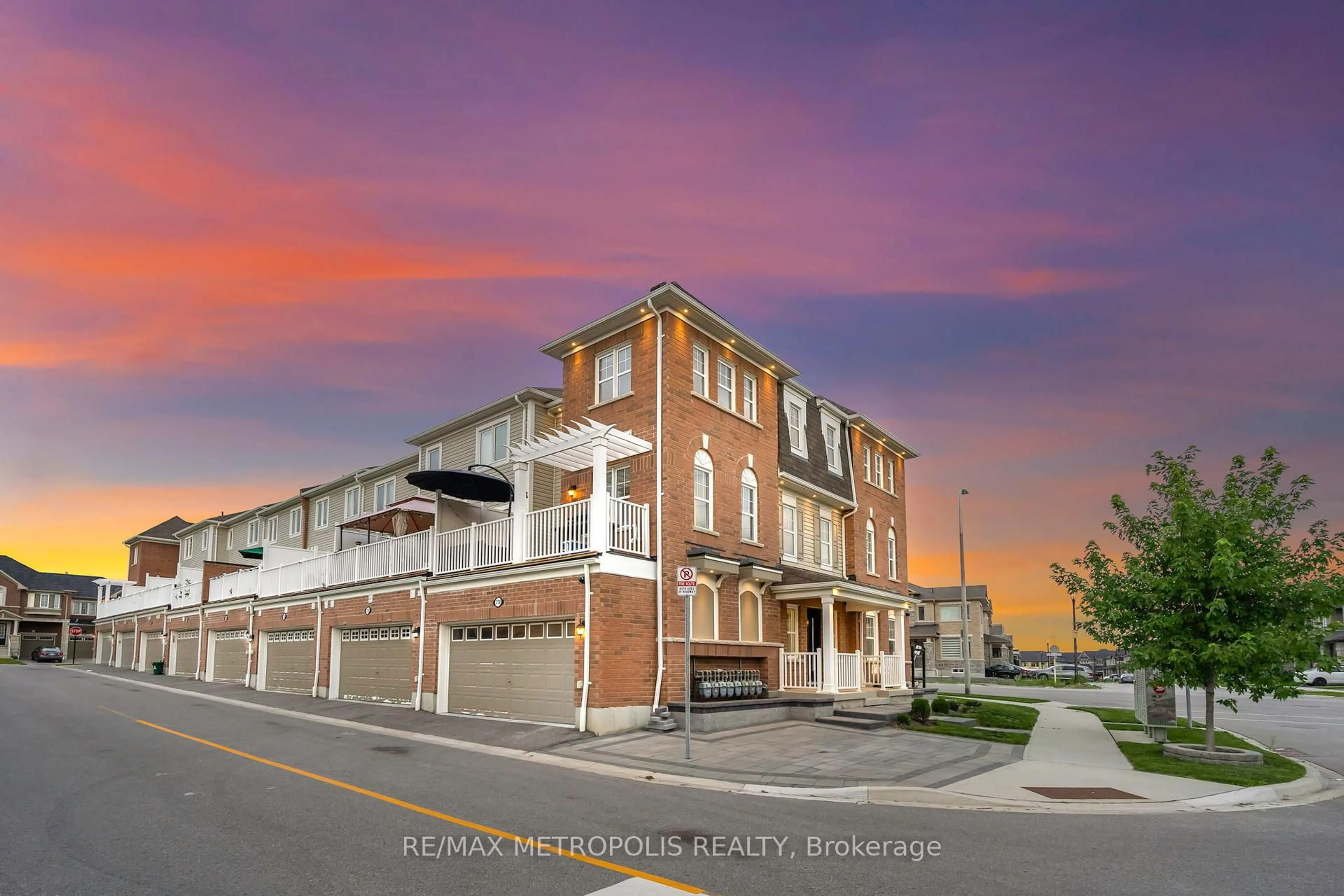 A pic from outside/outdoor area/front of a property/back of a property/a pic from drone, building for 2700 Burkholder Dr, Pickering Ontario L1X 0G2