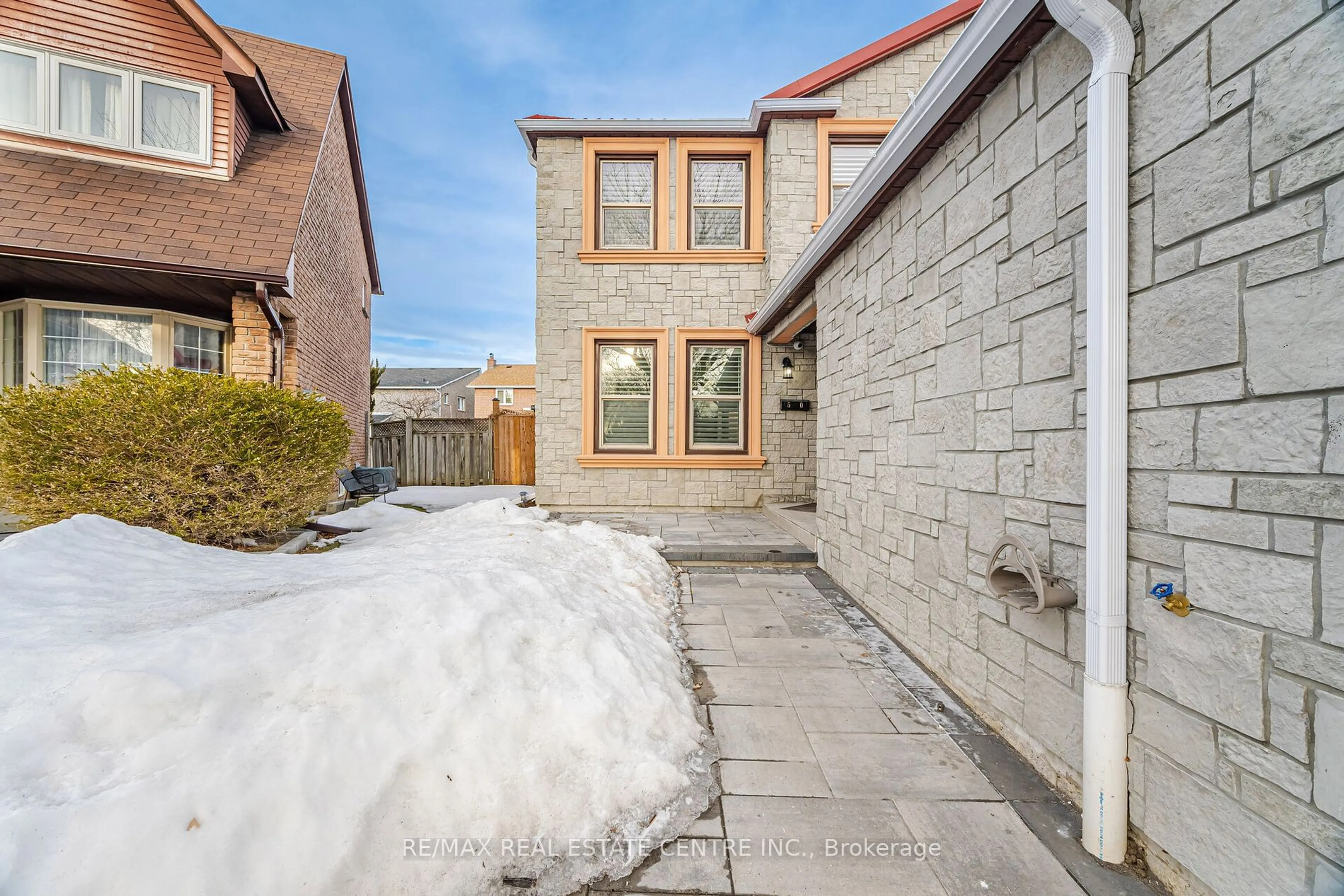 A pic from outside/outdoor area/front of a property/back of a property/a pic from drone, street for 50 Fishery Rd, Toronto Ontario M1C 3R7