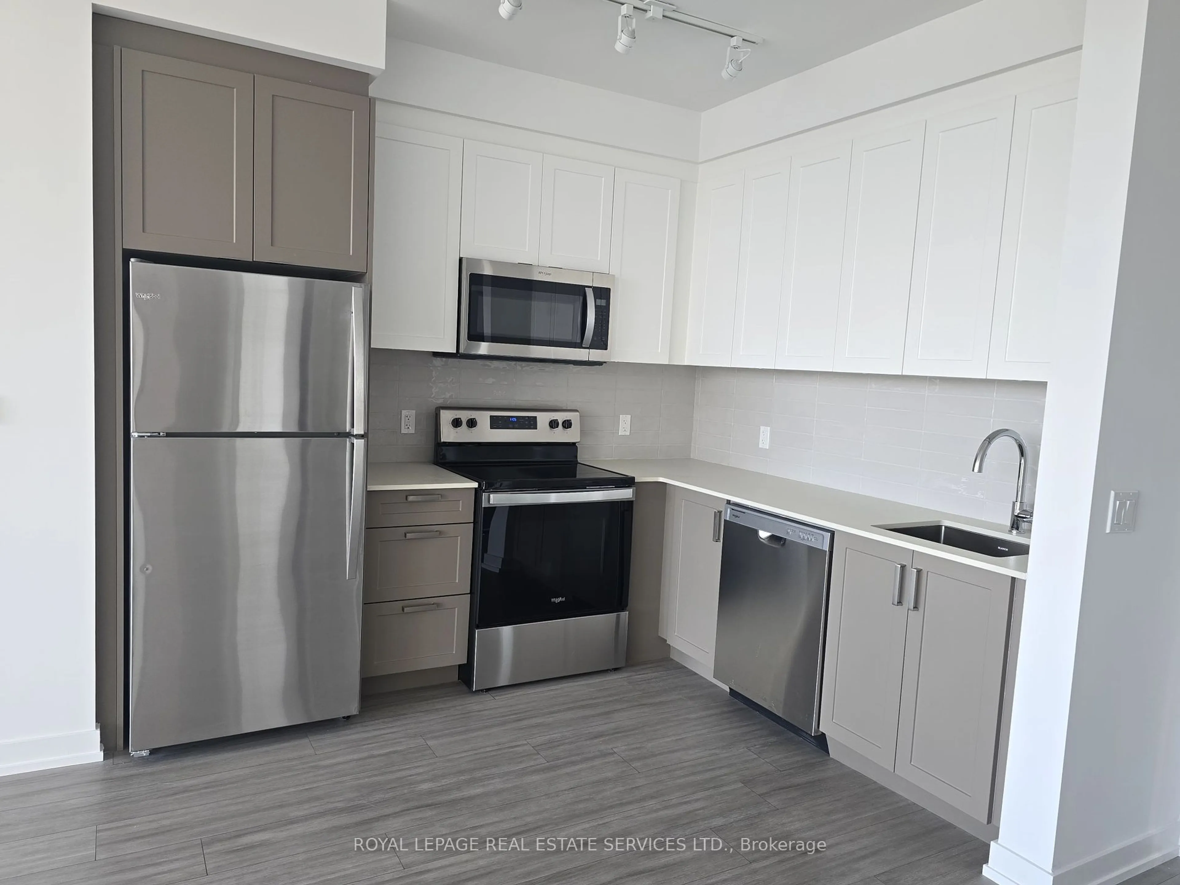 Standard kitchen, unknown for 1010 Dundas St #PH05, Whitby Ontario L1N 2K2