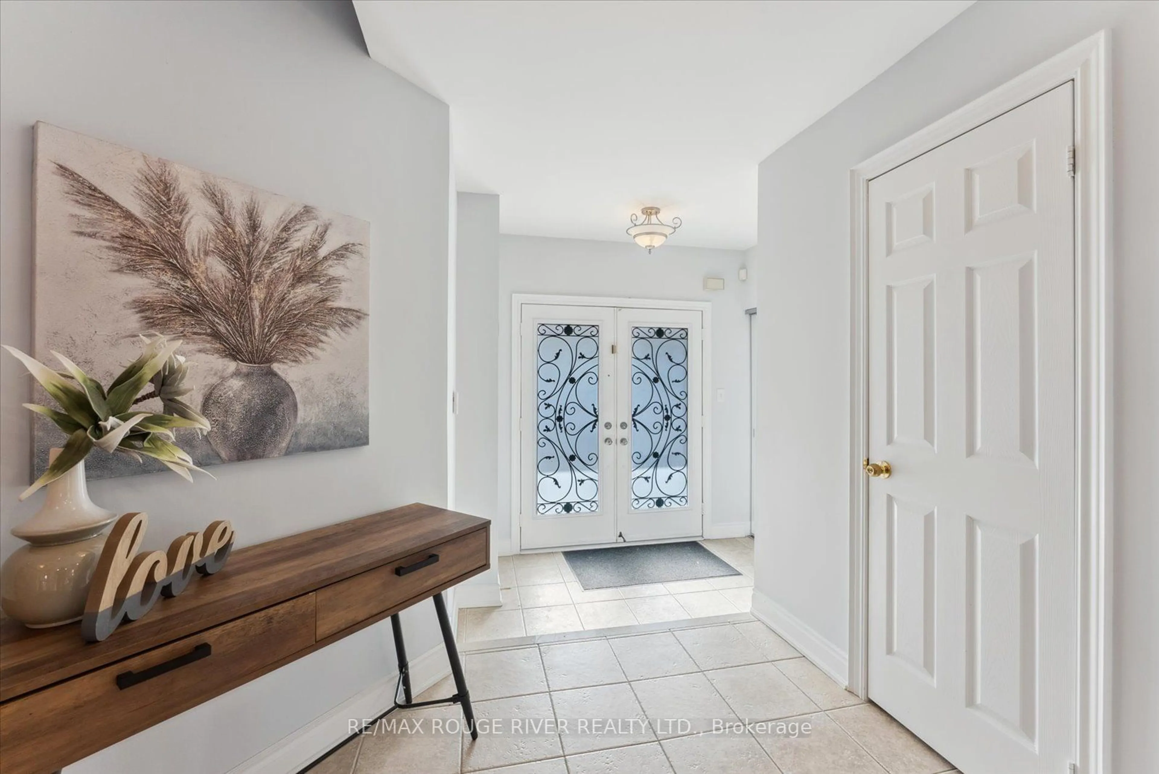 Indoor entryway for 35 Baycliffe Dr, Whitby Ontario L1P 1W8