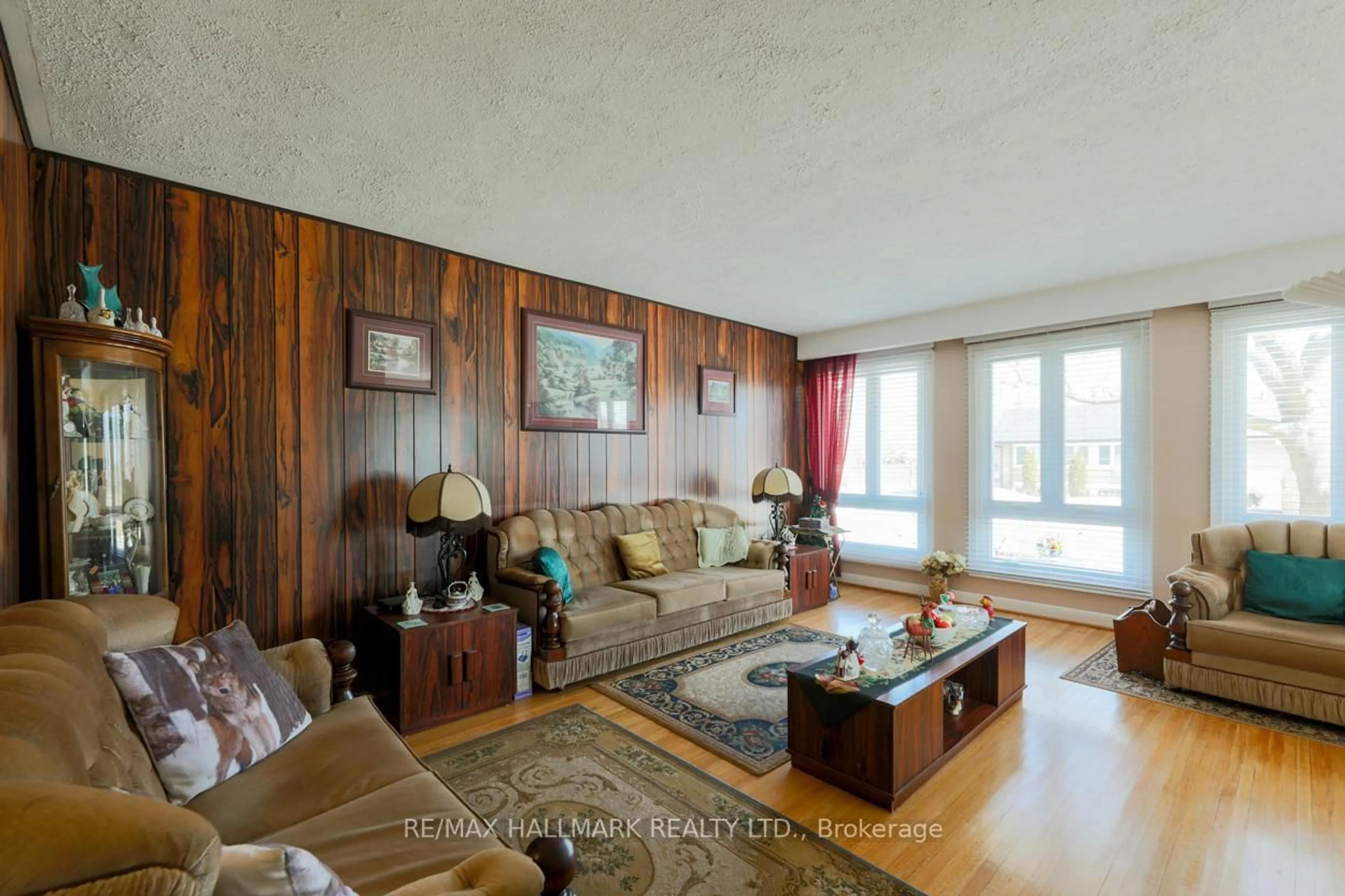 Living room with furniture, wood/laminate floor for 22 Kitson Dr, Toronto Ontario M1M 3C8