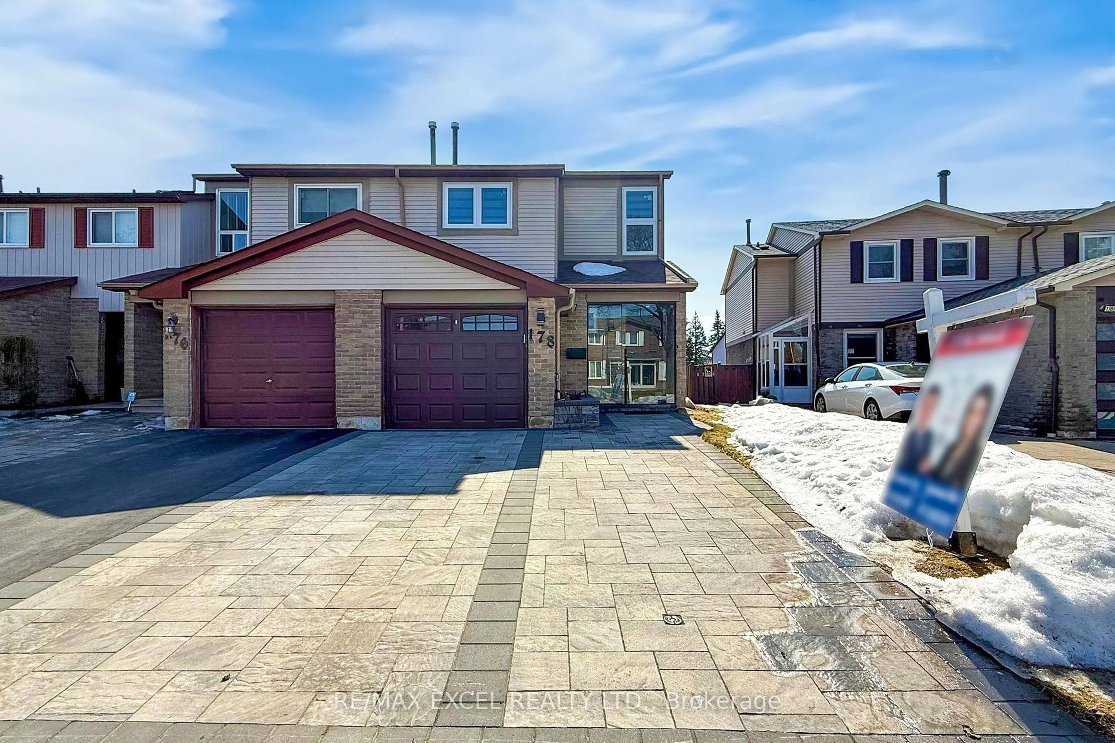 A pic from outside/outdoor area/front of a property/back of a property/a pic from drone, street for 178 Valley Stream Dr, Toronto Ontario M1V 2A5