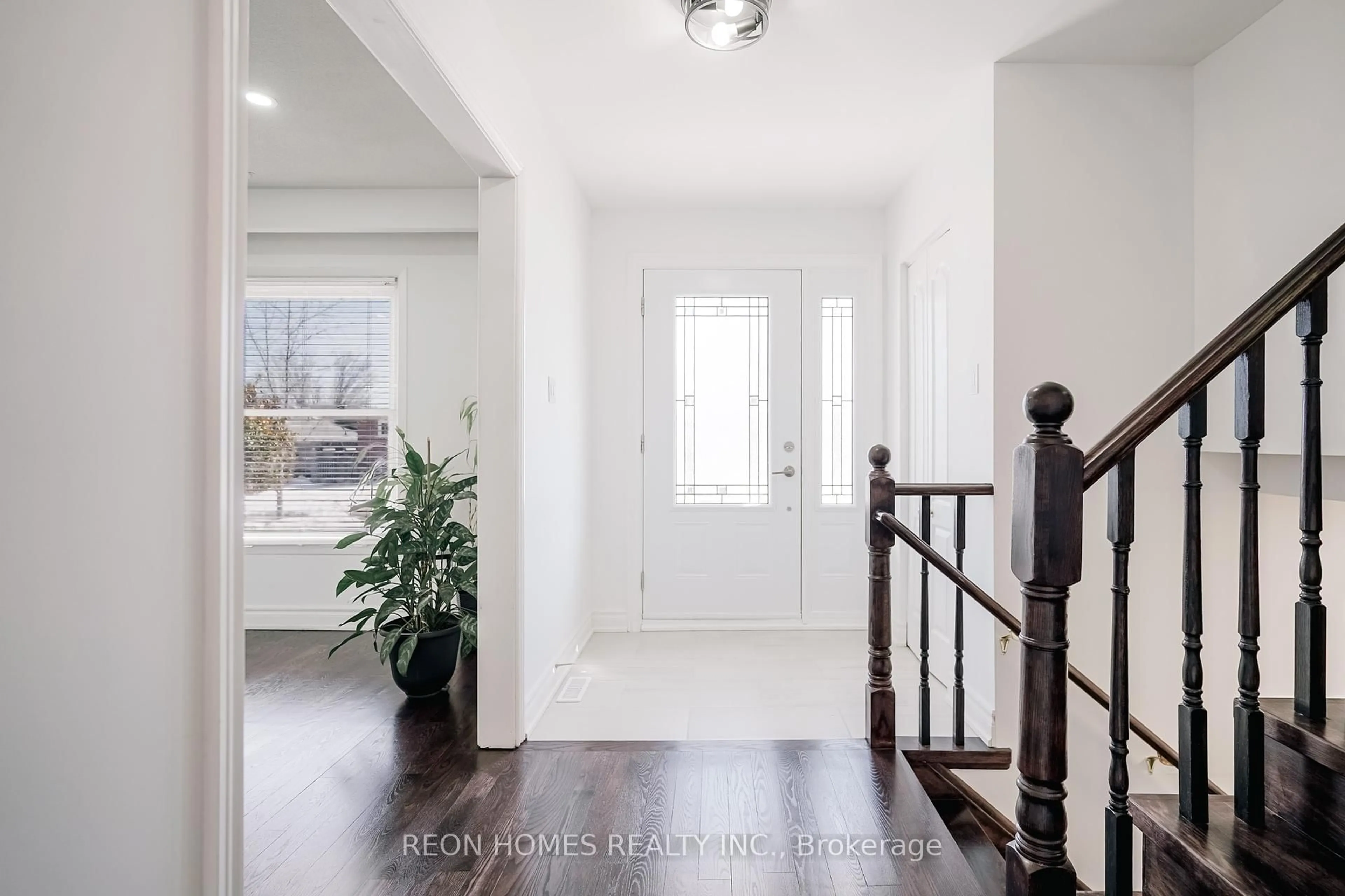 Indoor entryway for 50 Chapais Cres, Toronto Ontario M1C 2C5