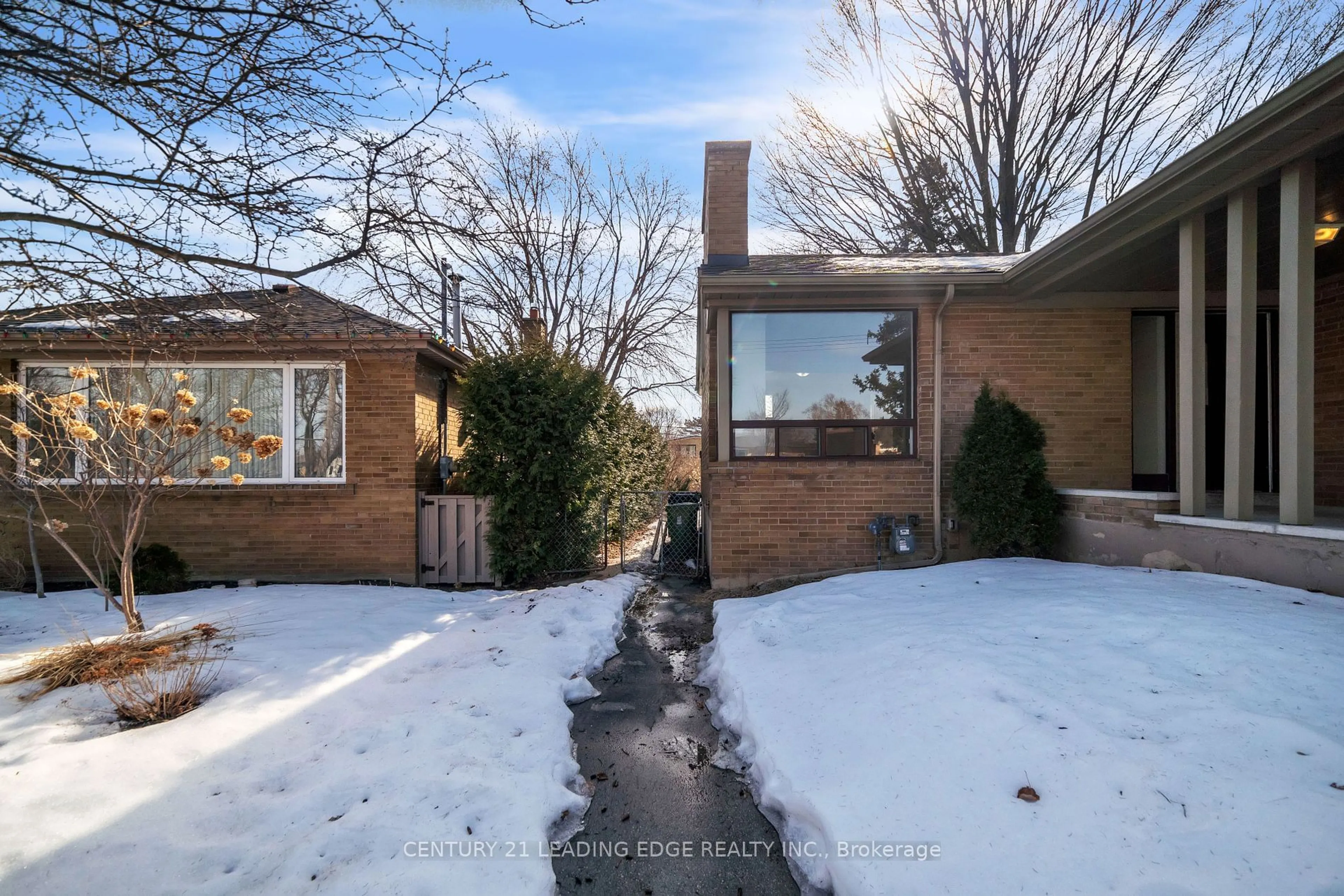 A pic from outside/outdoor area/front of a property/back of a property/a pic from drone, street for 21 Rossander Crt, Toronto Ontario M1J 2B6