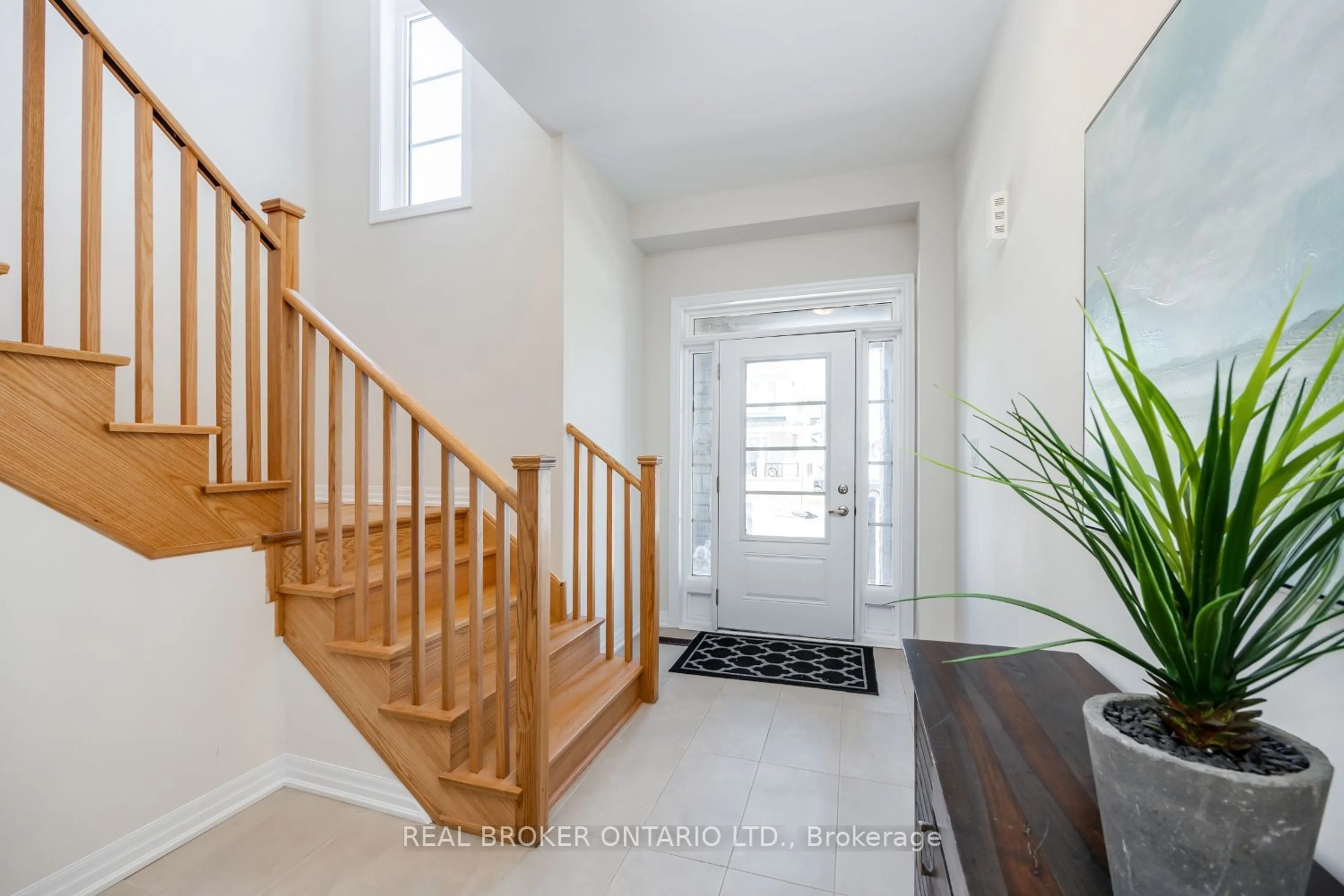 Indoor entryway for 102 Belmont Dr, Clarington Ontario L1B 0W8