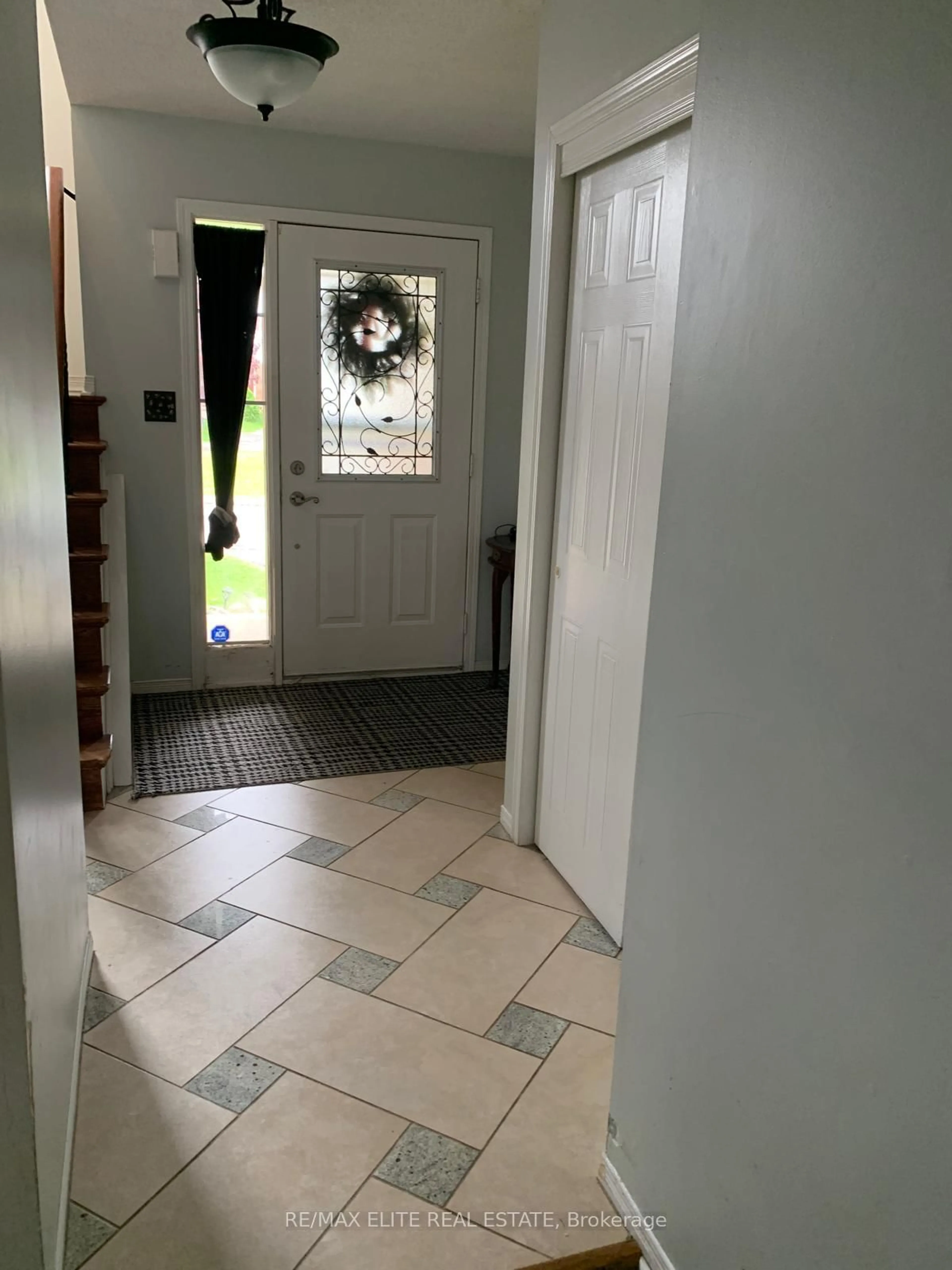 Indoor entryway for 1785 Mcgill Crt, Oshawa Ontario L1G 8A3