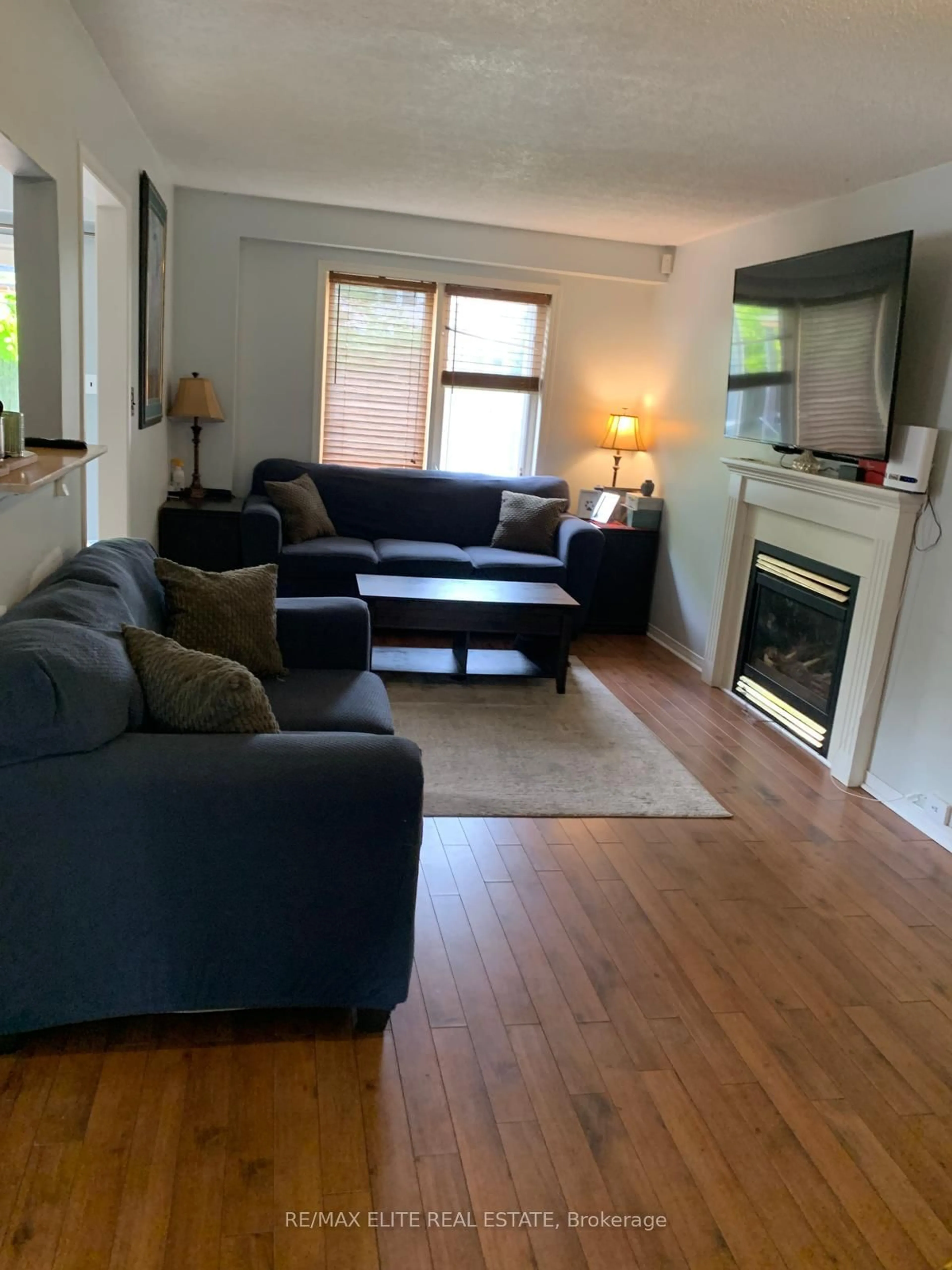 Living room with furniture, wood/laminate floor for 1785 Mcgill Crt, Oshawa Ontario L1G 8A3