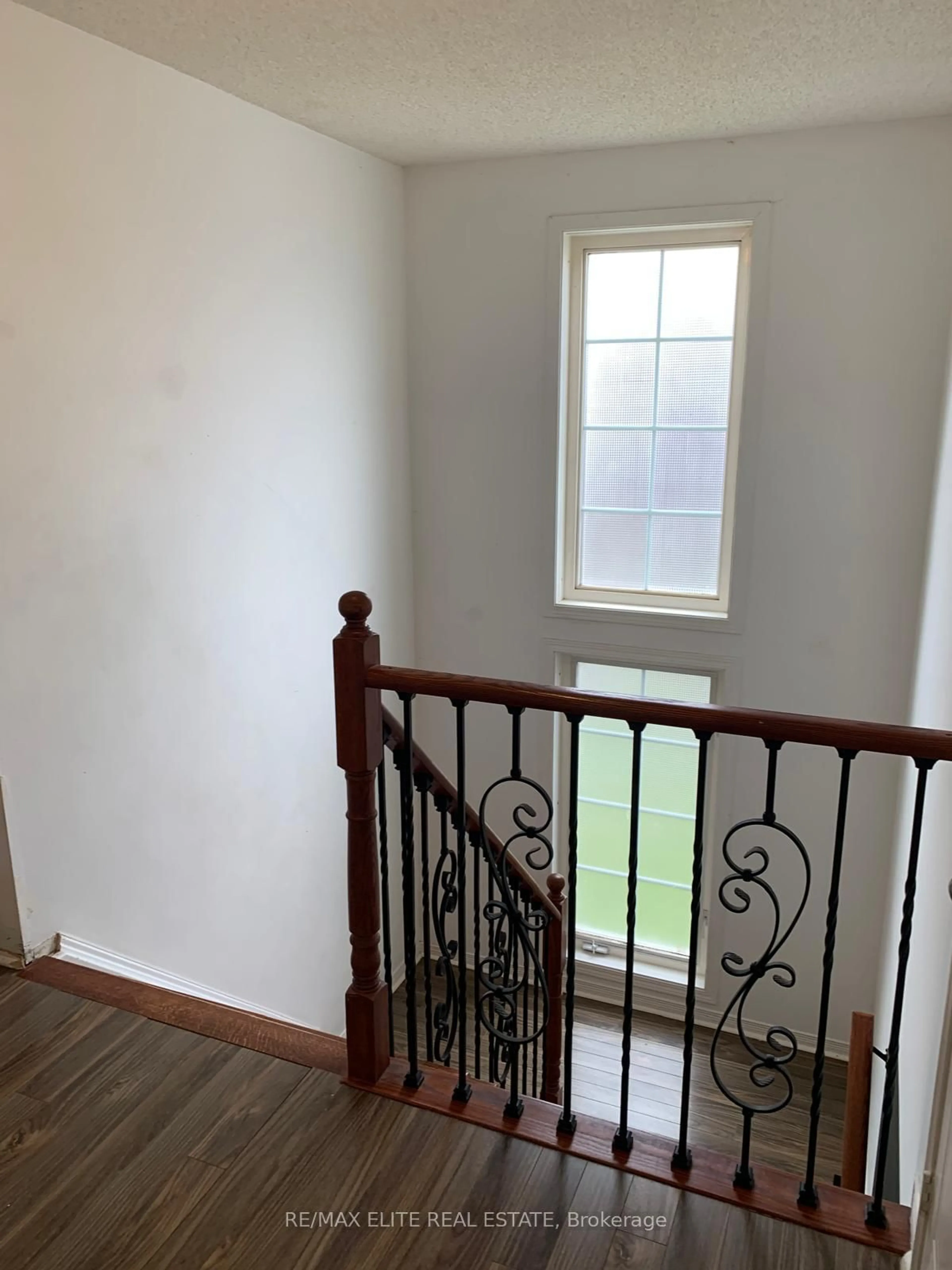 Stairs for 1785 Mcgill Crt, Oshawa Ontario L1G 8A3