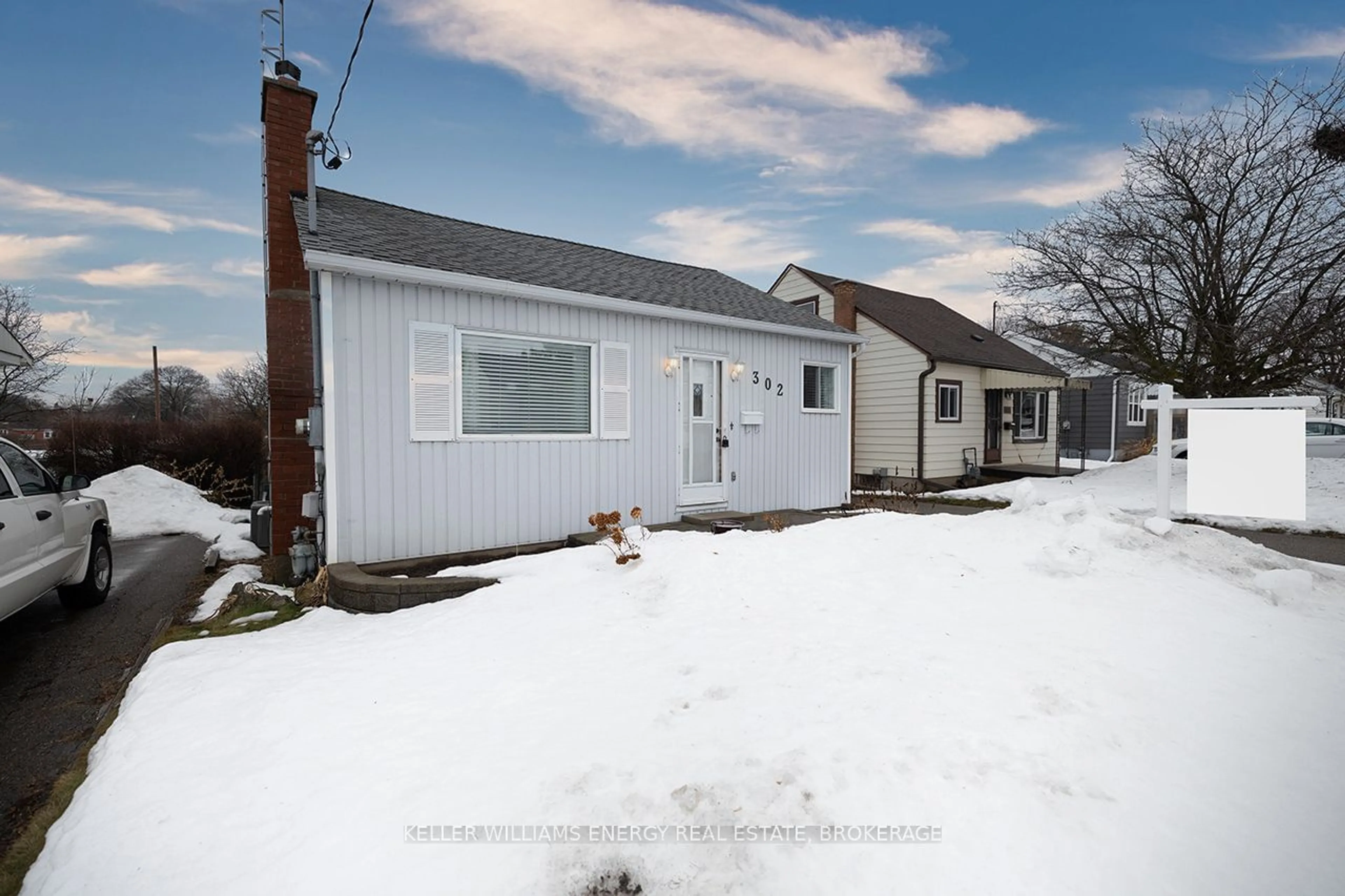 A pic from outside/outdoor area/front of a property/back of a property/a pic from drone, street for 302 Drew St, Oshawa Ontario L1H 5A7