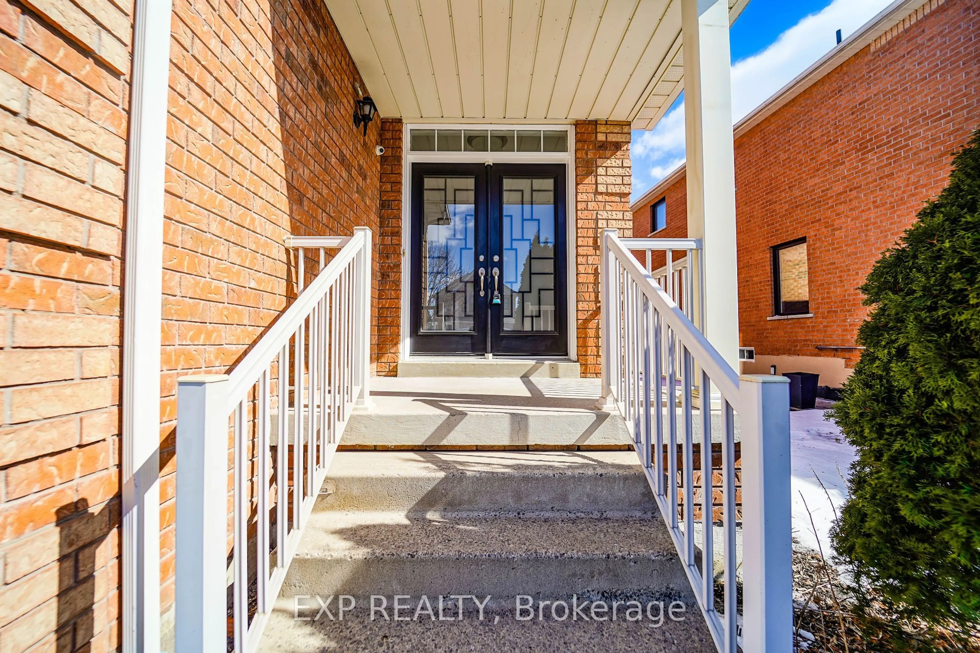 Indoor entryway for 35 Ball Cres, Whitby Ontario L1P 1W6