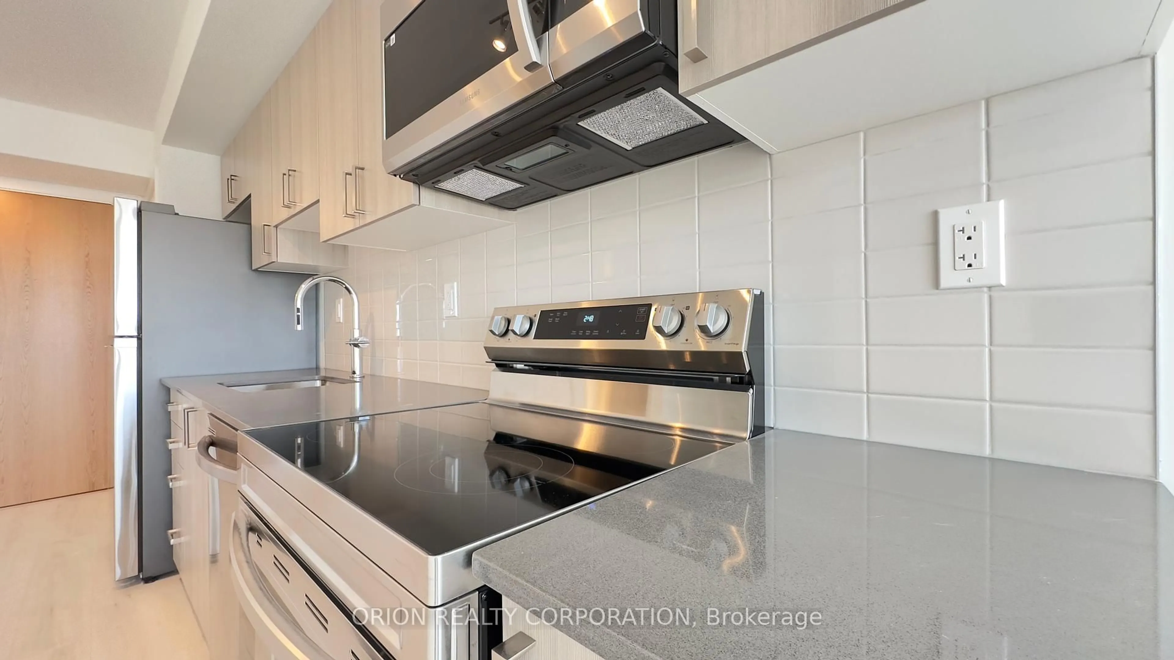 Contemporary kitchen, ceramic/tile floor for 1435 Celebration Dr #901, Pickering Ontario L1W 0C4