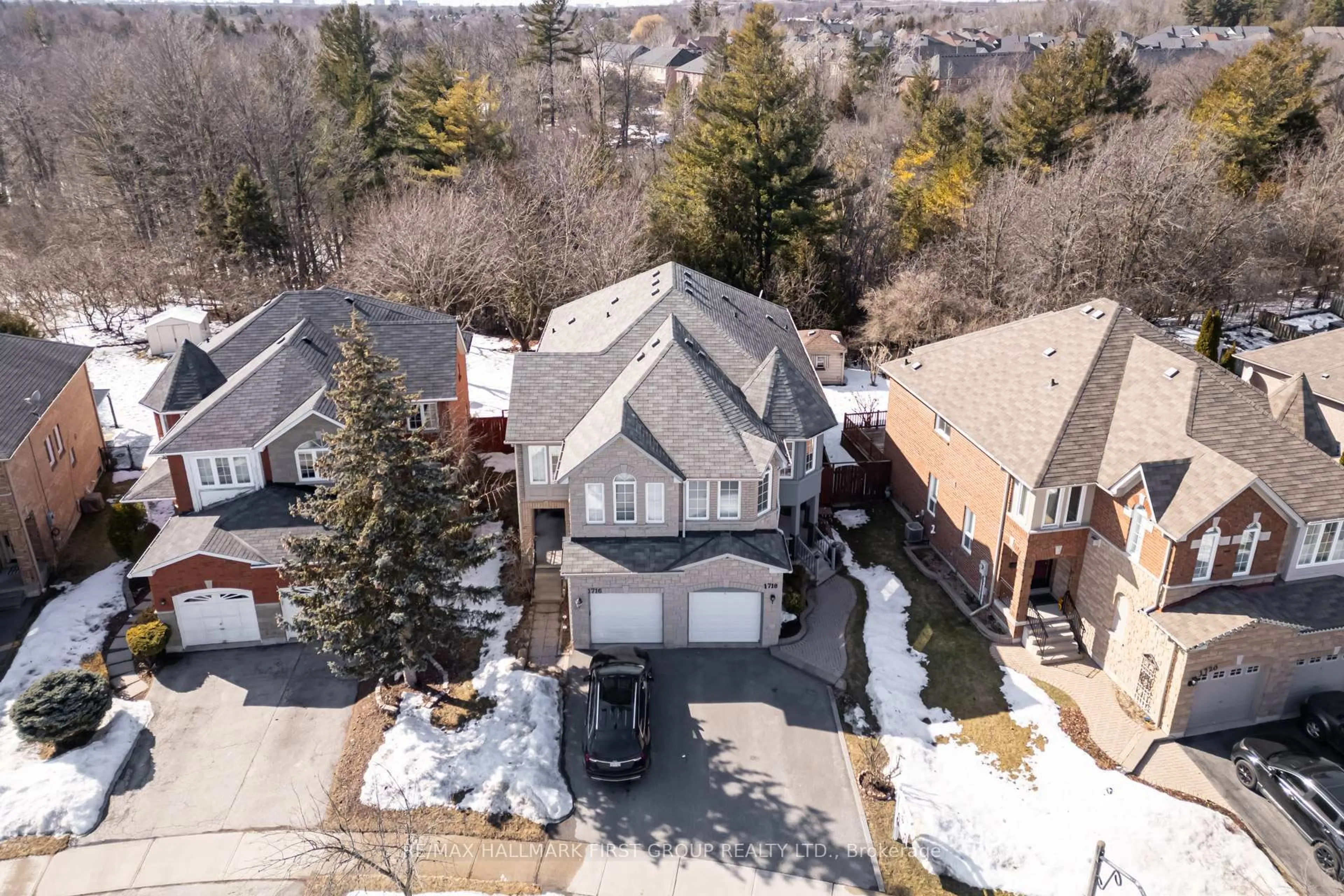 A pic from outside/outdoor area/front of a property/back of a property/a pic from drone, street for 1718 Autumn Cres, Pickering Ontario L1V 6X4