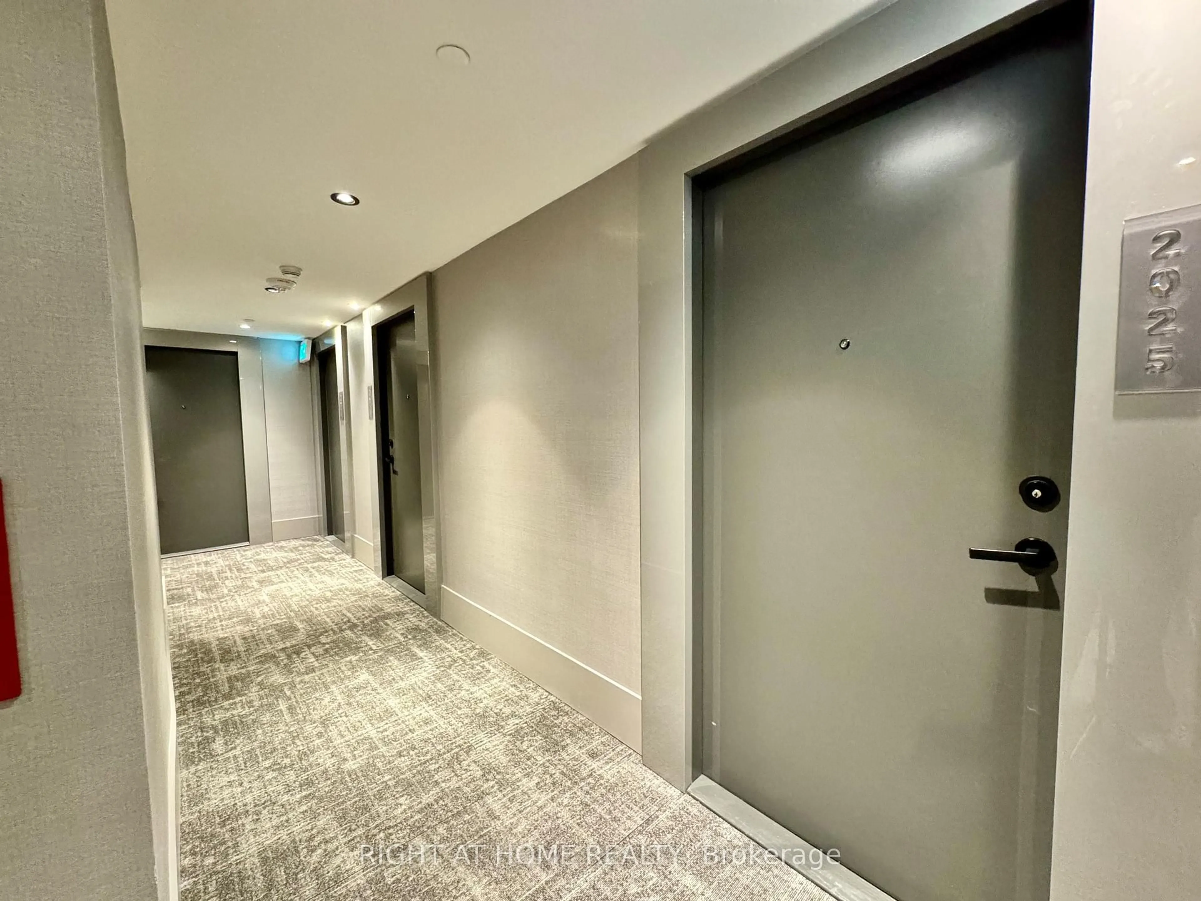 Indoor foyer for 2031 Kennedy Rd #2025, Toronto Ontario M1T 0B8