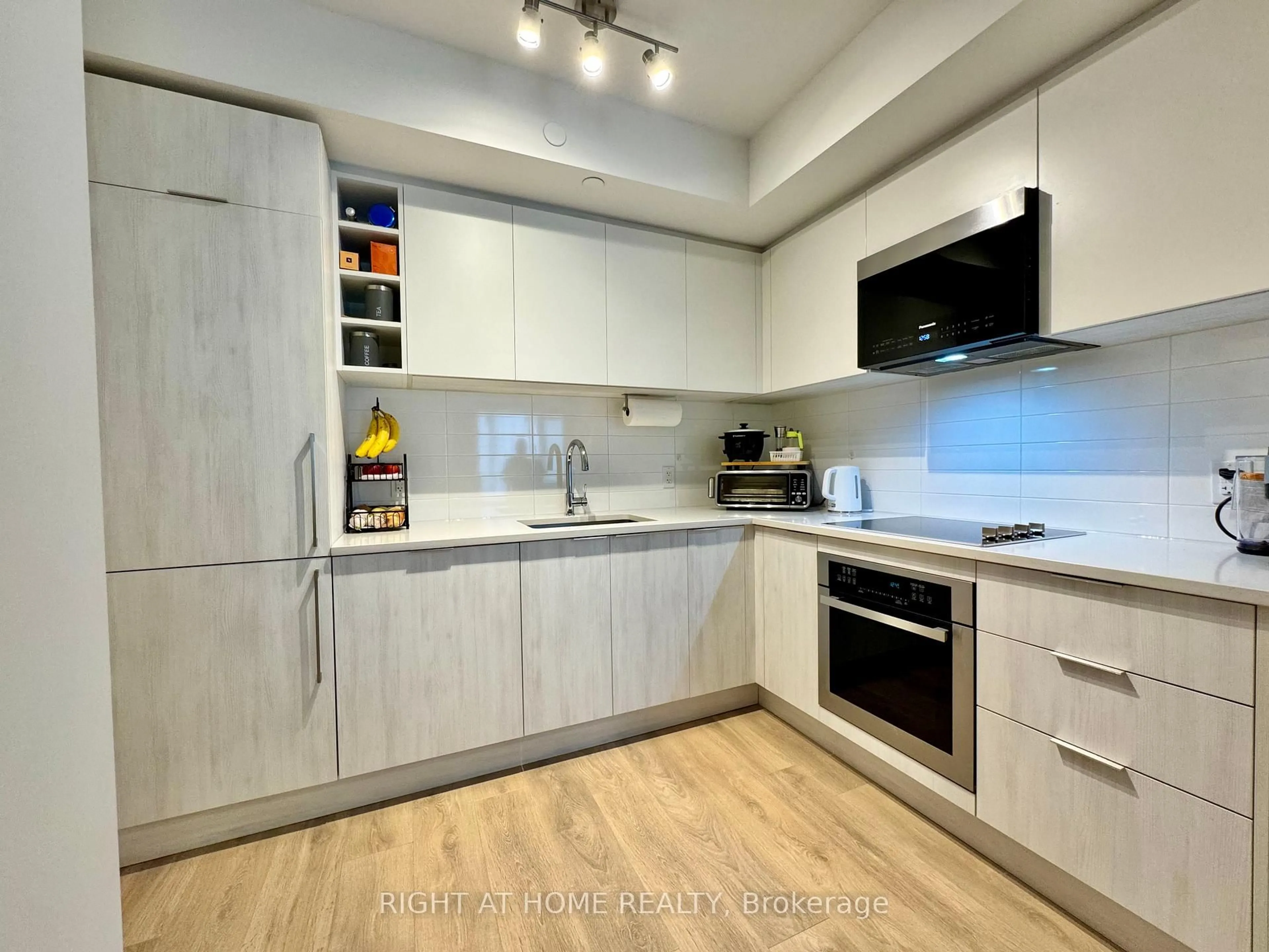 Standard kitchen, wood/laminate floor for 2031 Kennedy Rd #2025, Toronto Ontario M1T 0B8