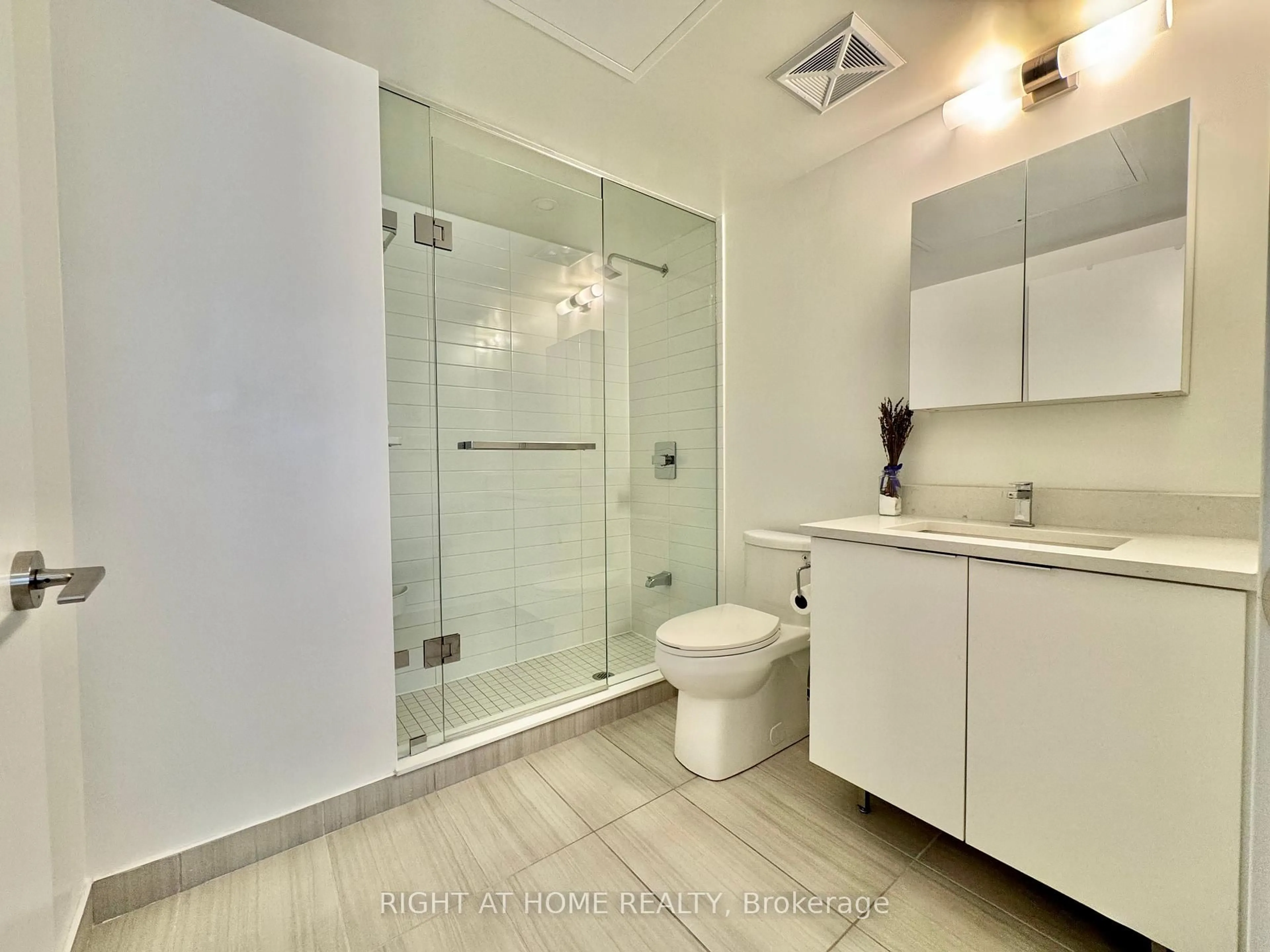 Standard bathroom, ceramic/tile floor for 2031 Kennedy Rd #2025, Toronto Ontario M1T 0B8