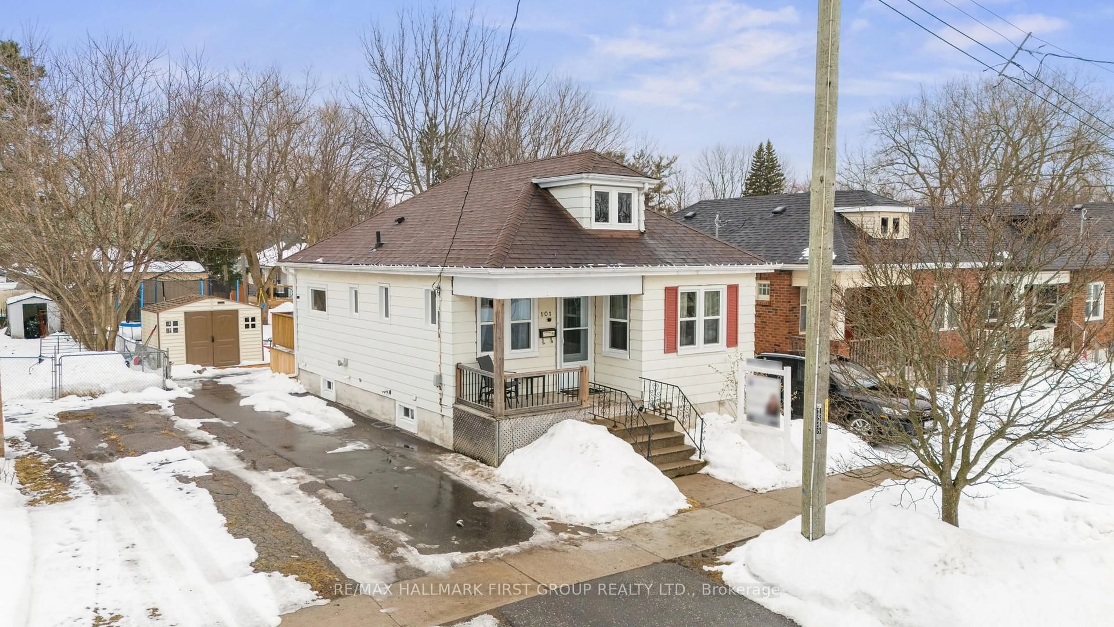 A pic from outside/outdoor area/front of a property/back of a property/a pic from drone, street for 101 Westmoreland Ave, Oshawa Ontario L1G 2N2