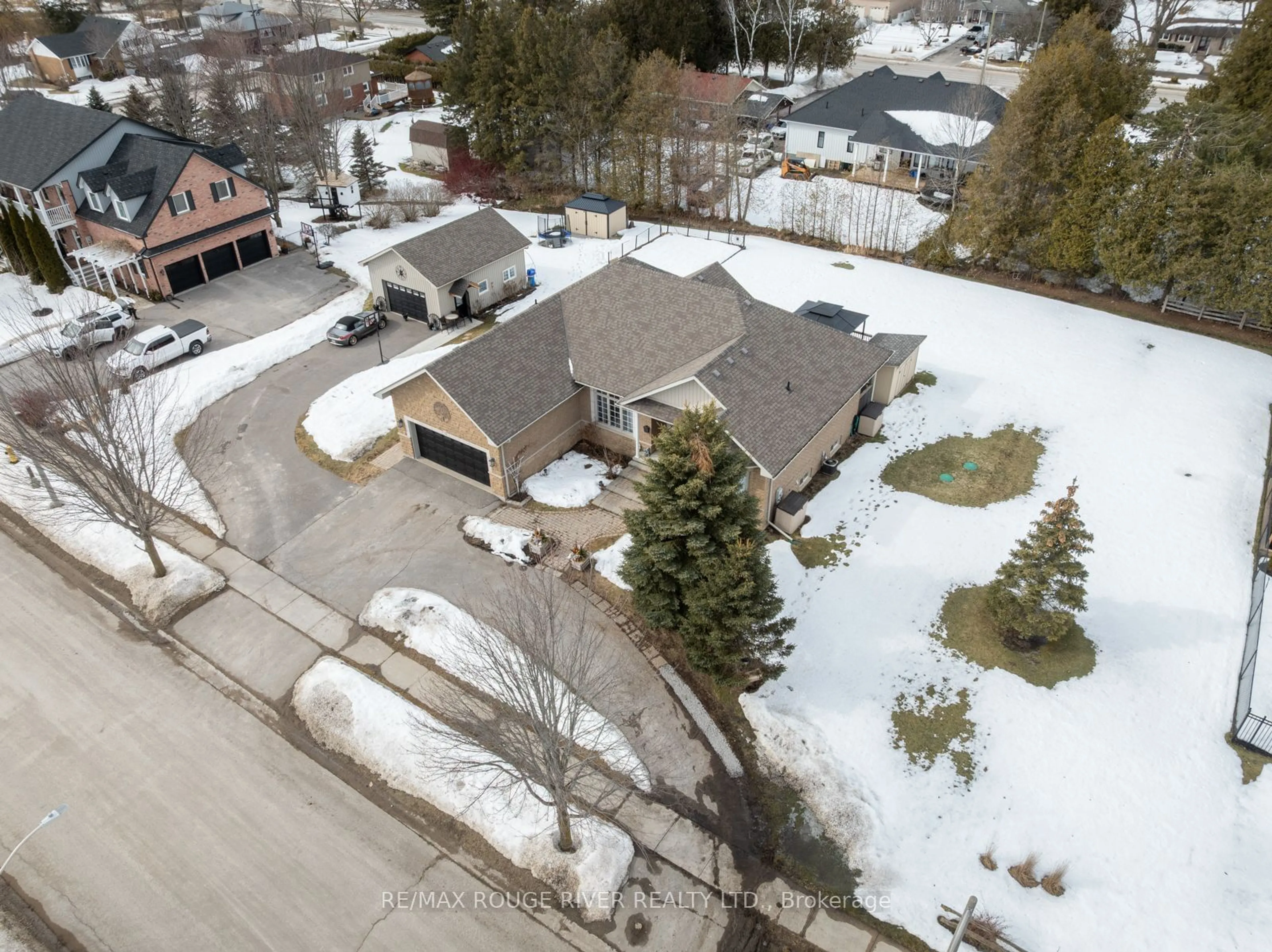 A pic from outside/outdoor area/front of a property/back of a property/a pic from drone, street for 11 Mikelen Dr, Scugog Ontario L9L 1V1