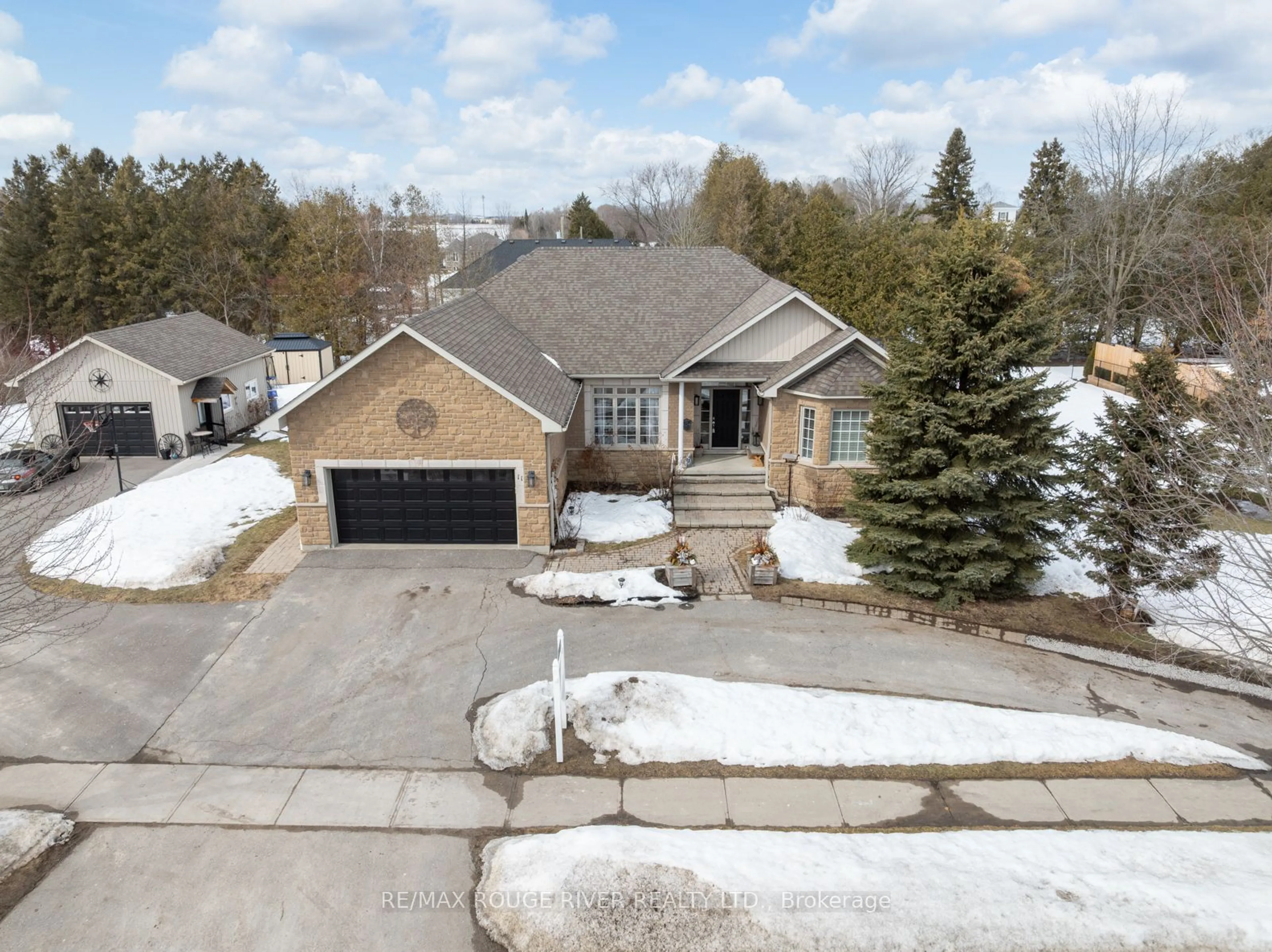 A pic from outside/outdoor area/front of a property/back of a property/a pic from drone, street for 11 Mikelen Dr, Scugog Ontario L9L 1V1