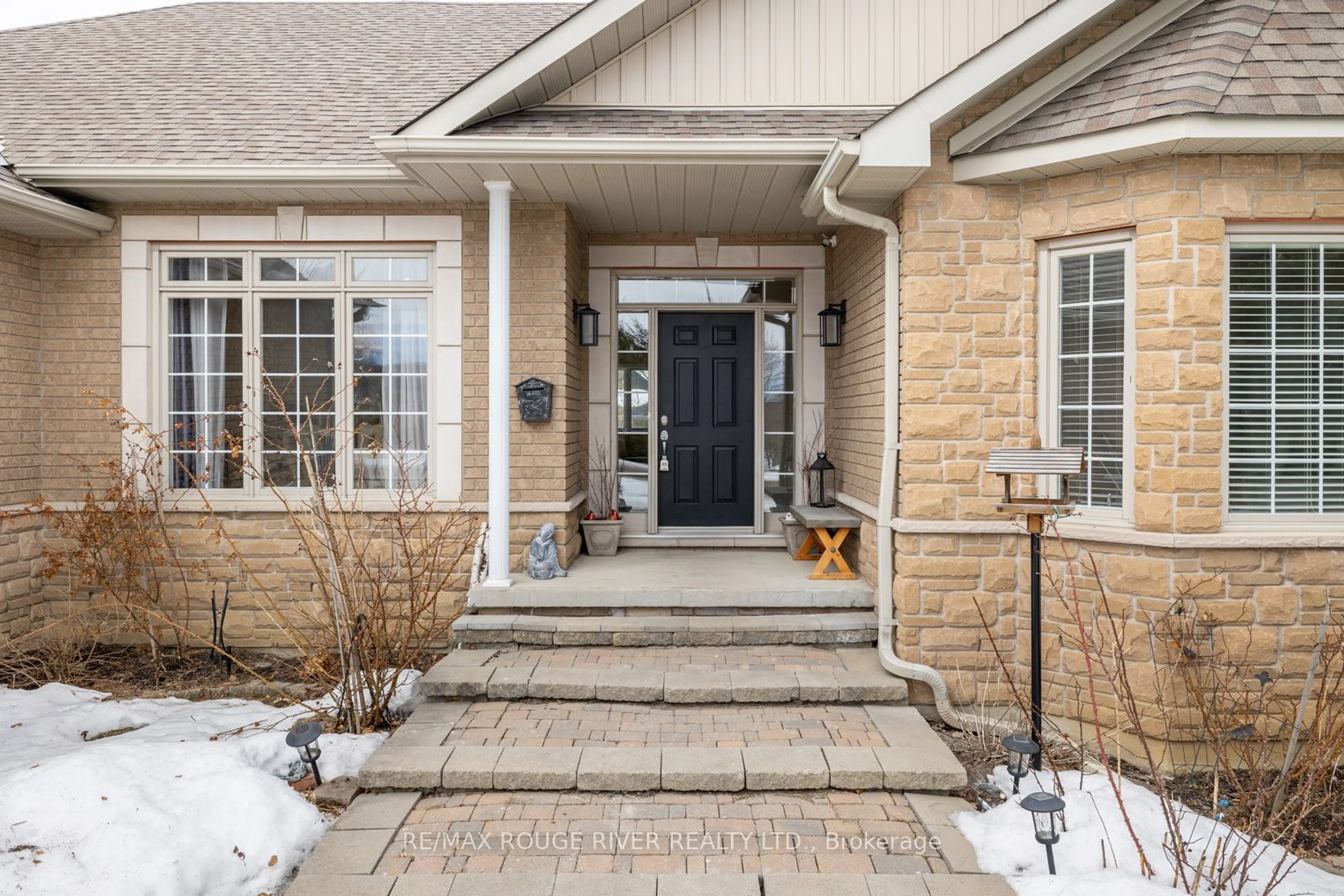 Indoor entryway for 11 Mikelen Dr, Scugog Ontario L9L 1V1