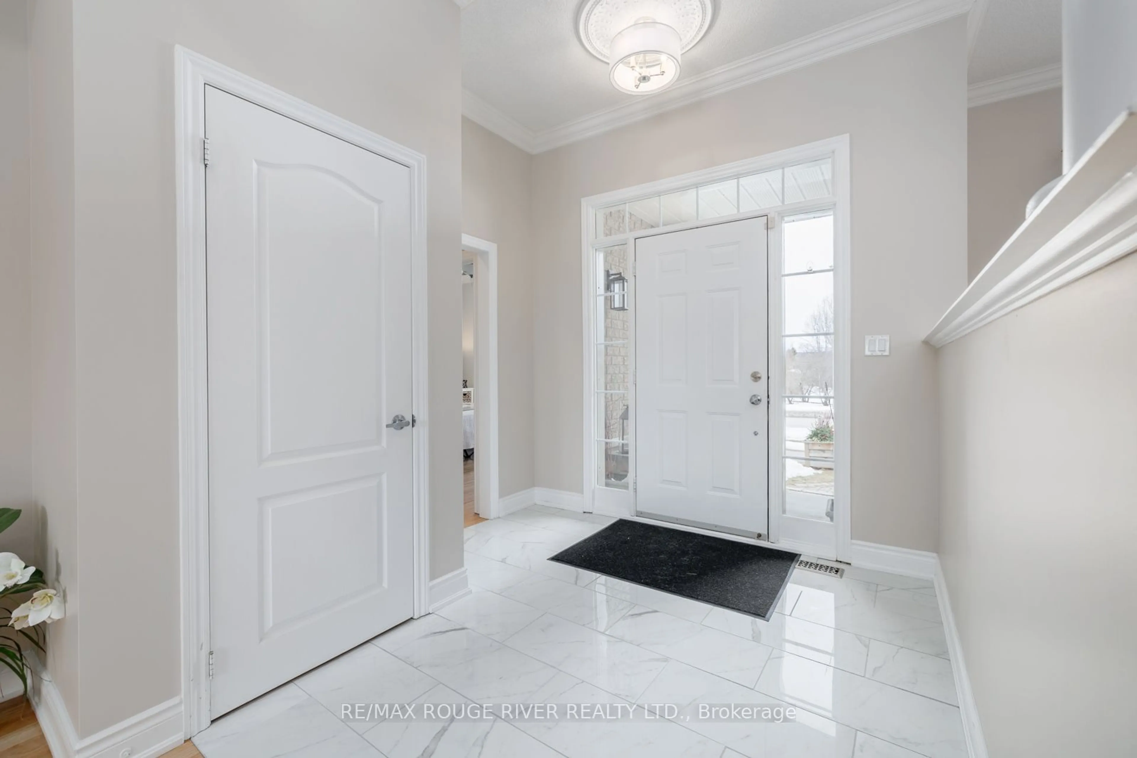 Indoor entryway for 11 Mikelen Dr, Scugog Ontario L9L 1V1