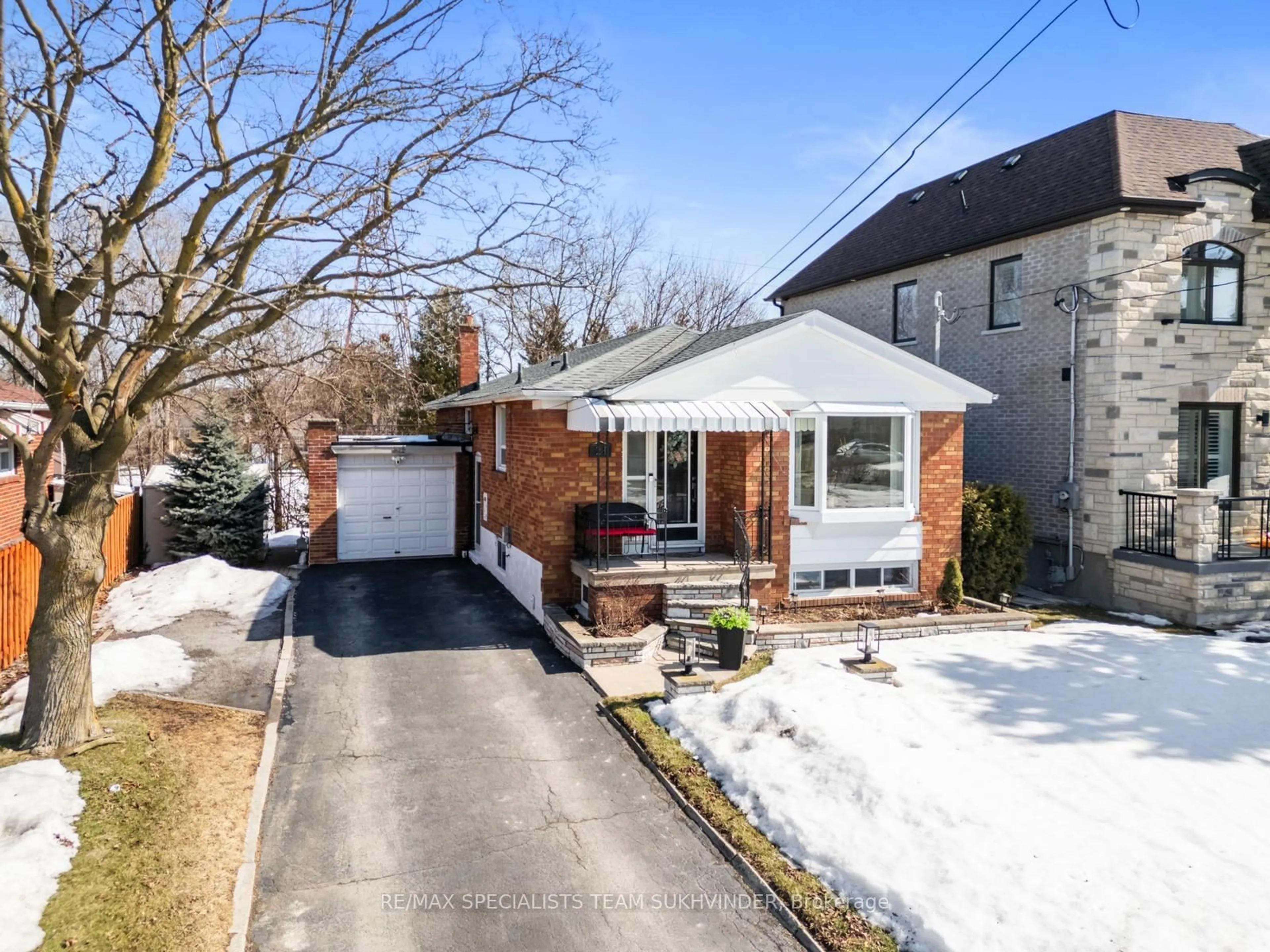 Home with brick exterior material, street for 21 White Abbey Park, Toronto Ontario M1R 4R3